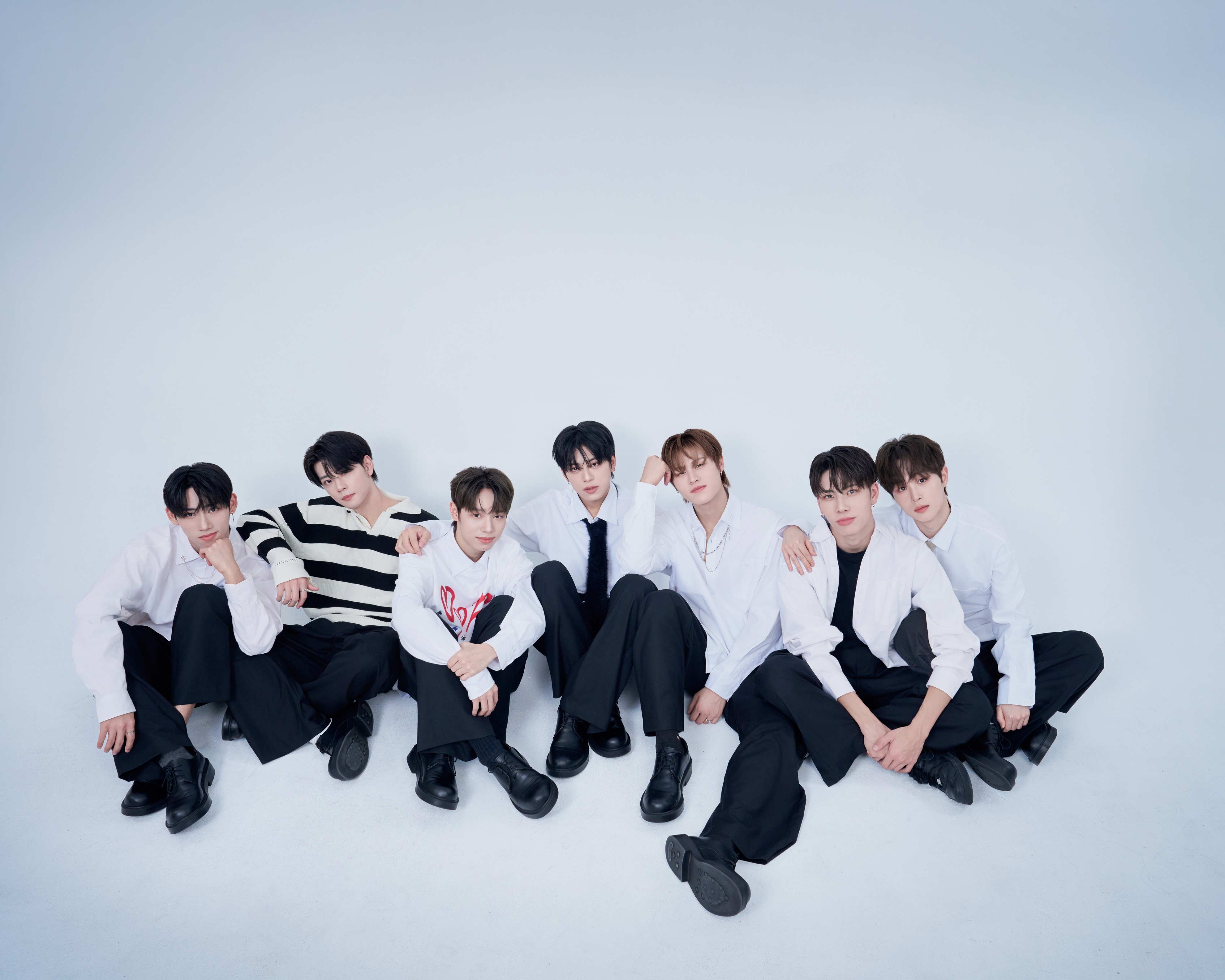 SCOOL夢之隊出道7人組高唱〈一起走〉。（天空娛樂 提供）