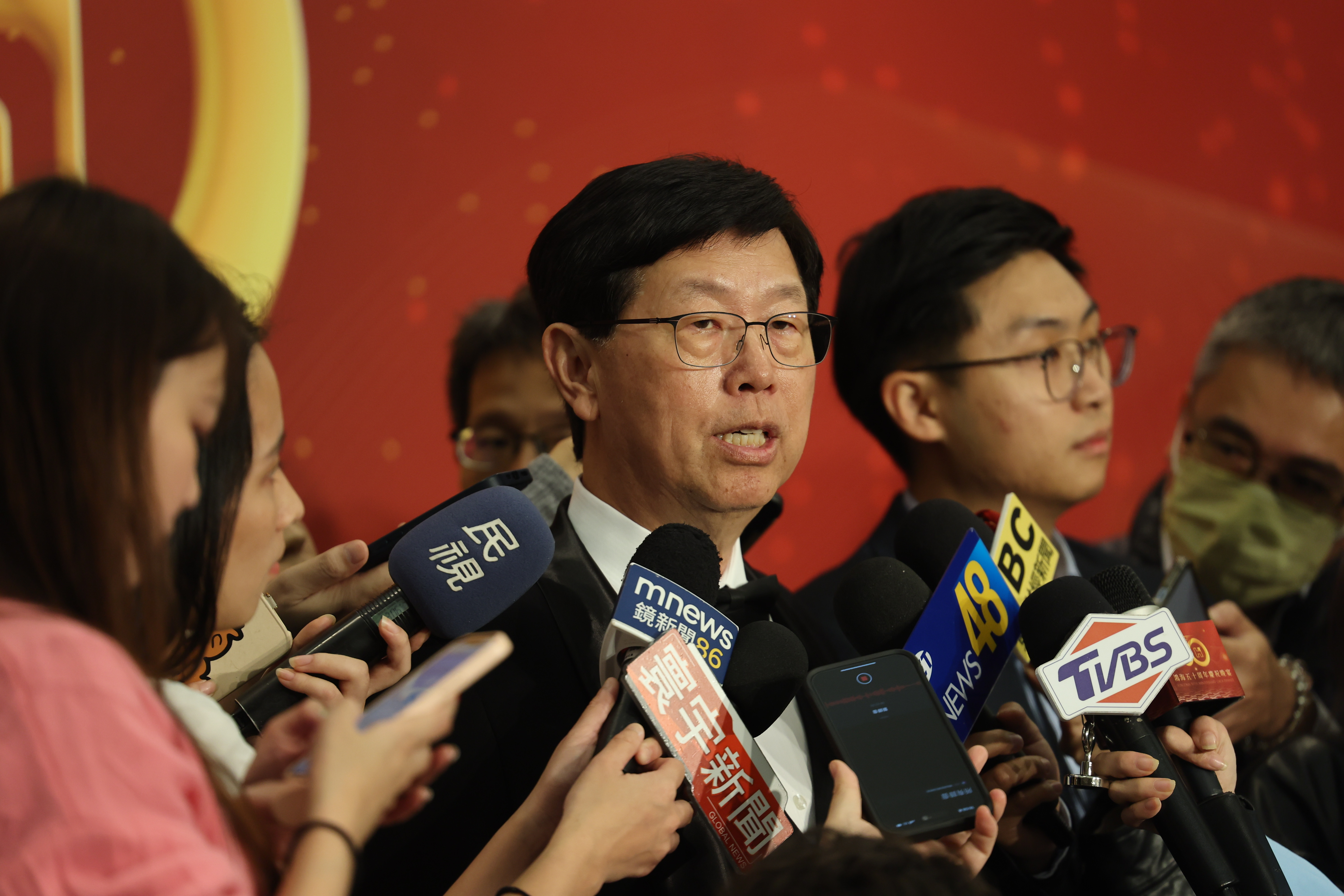 各界關心蘋果執行長庫克是否會與創辦人郭台銘同台現身？劉揚偉回應賣個關子。