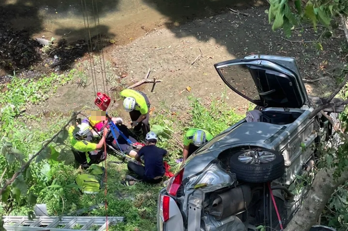 乘客受困車內，消防人員利用繩索進行救援。（新竹縣消防局提供）