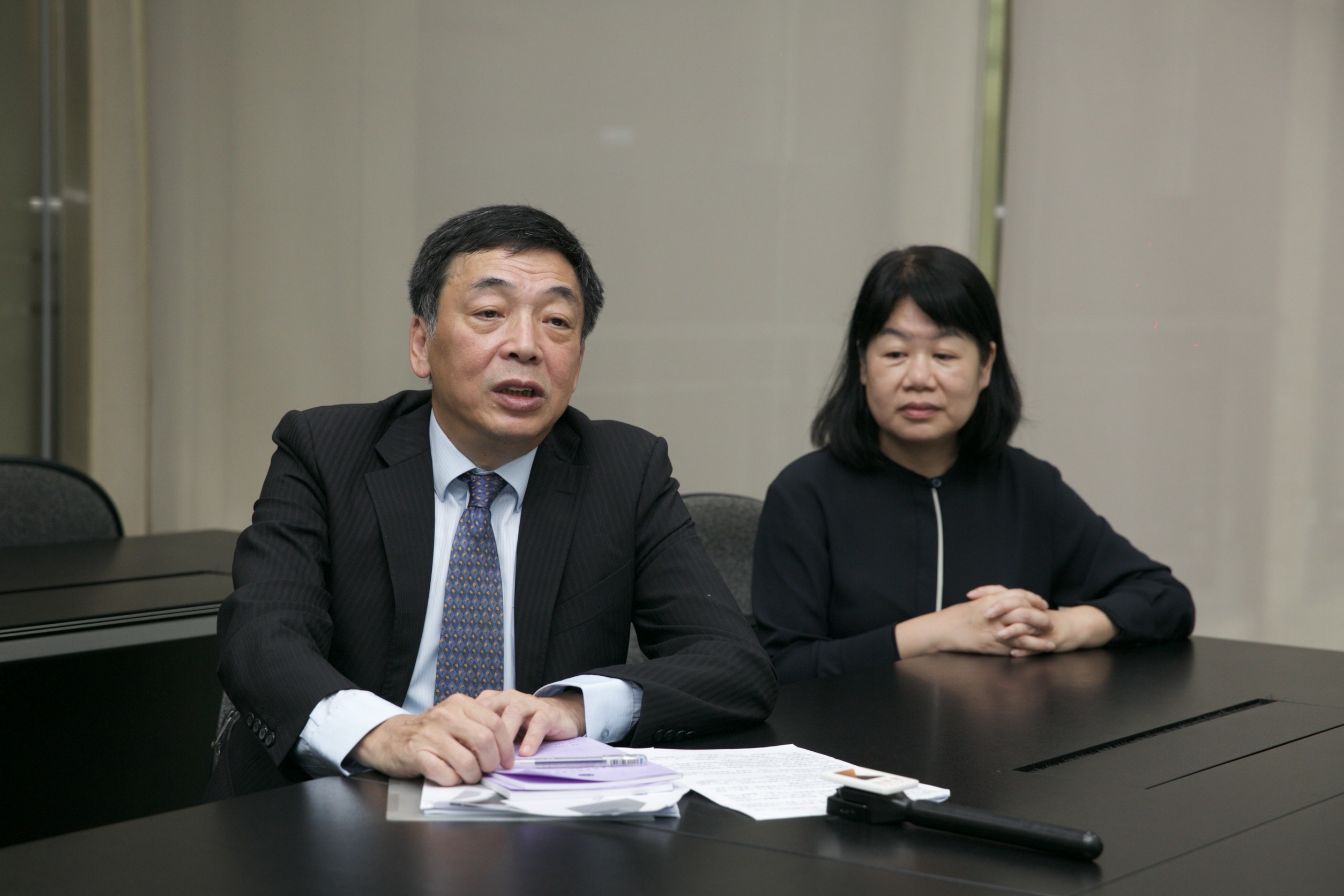 森崴股東會後的媒體聯訪,由森崴總經理林坤煌(左)代表發言。