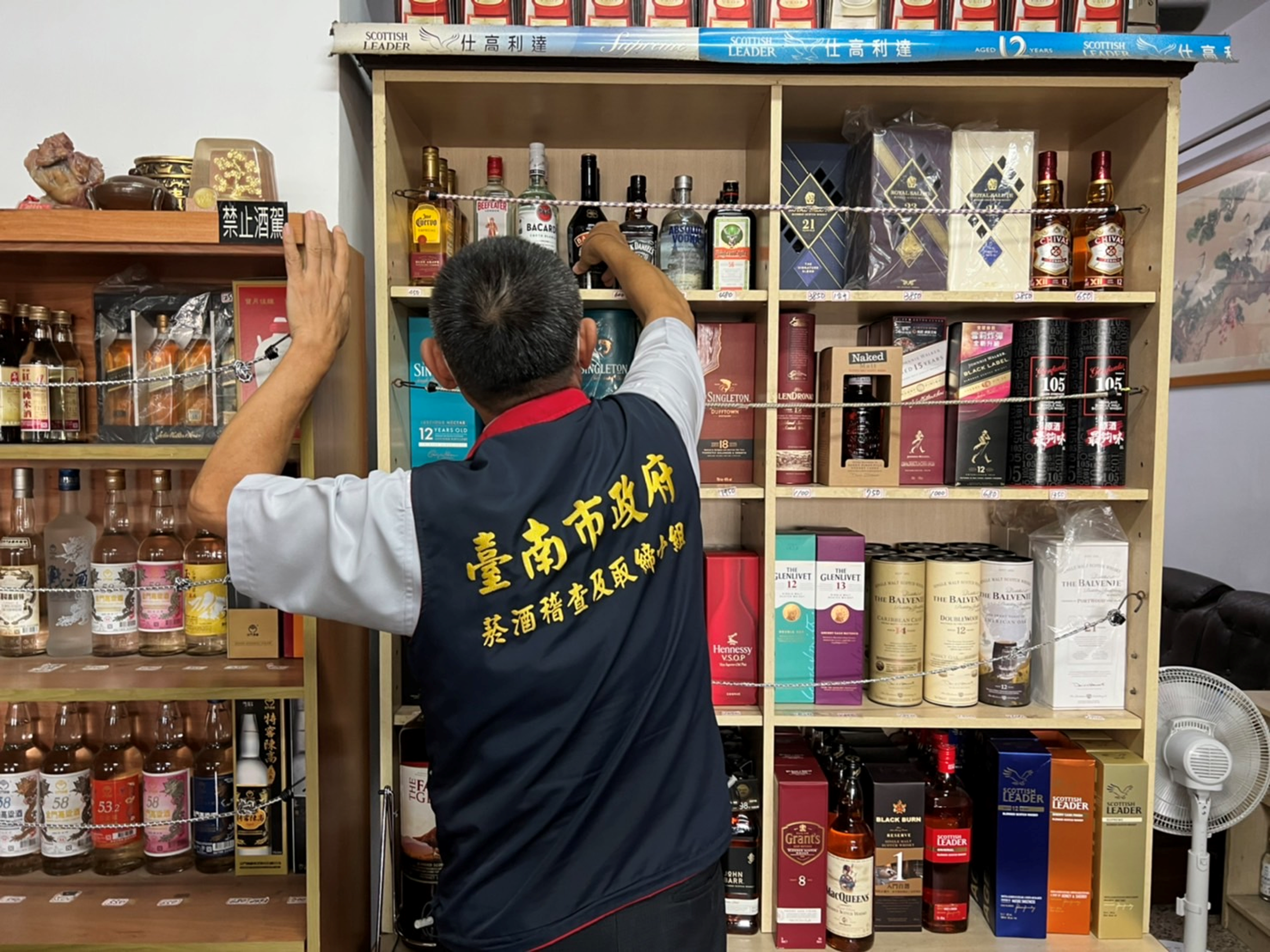 臺南市政府與財稅局聯手警察局、海巡署等單位組成查緝小組,從源頭到市面全面封鎖非法菸酒,展現強力打擊決心。