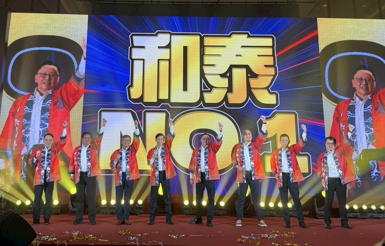 和泰車30日晚間舉辦尾牙宴，為了激勵員工，蘇純興不僅帶著一級主管大跳「和泰尚勇」舞。（和泰車提供）