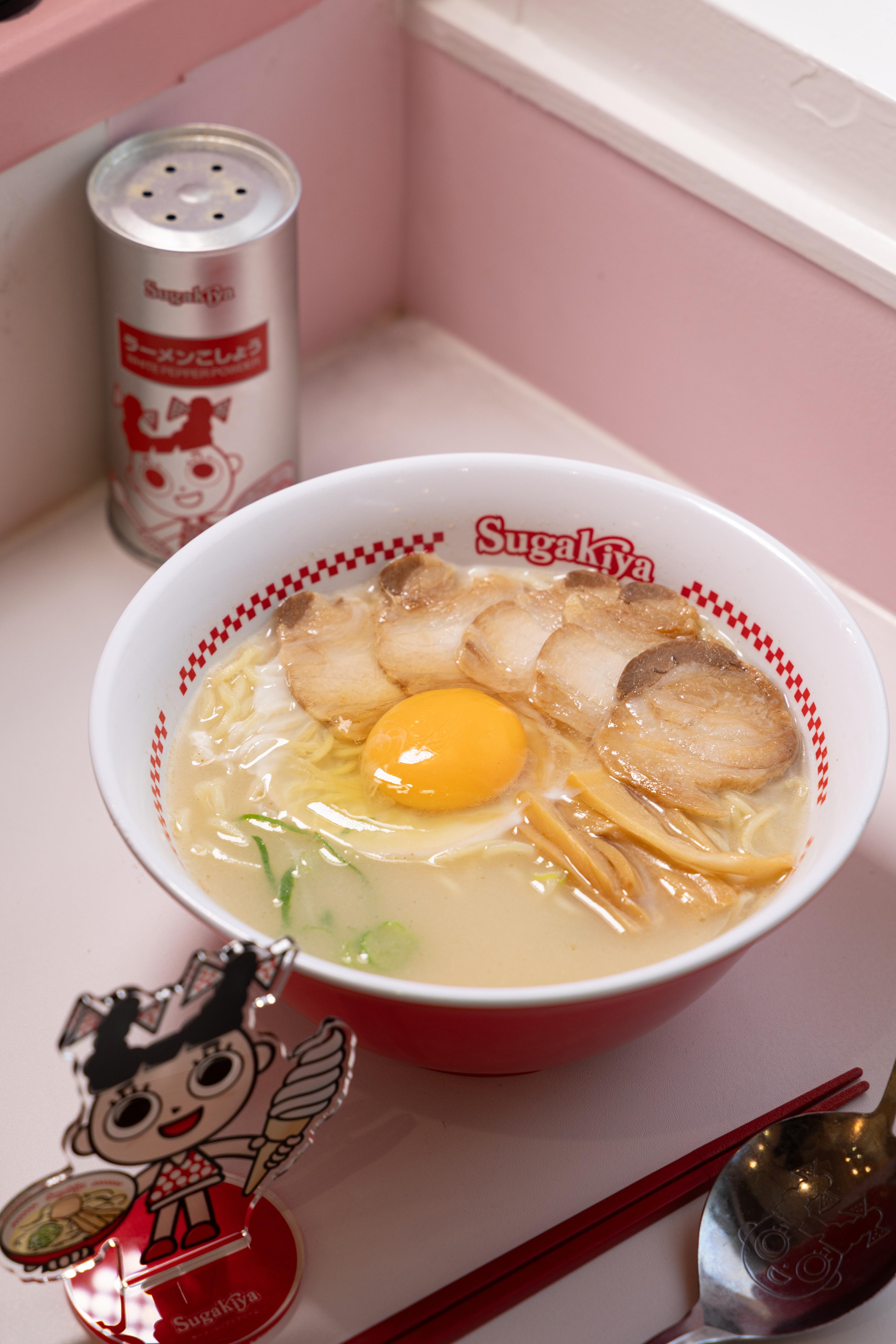 「特製ラーメン」以招牌日式豚骨風湯頭為基底，搭配叉燒、半熟蛋、筍乾與蔥花，價格同樣很親民。（740日圓／個，約NT$148）