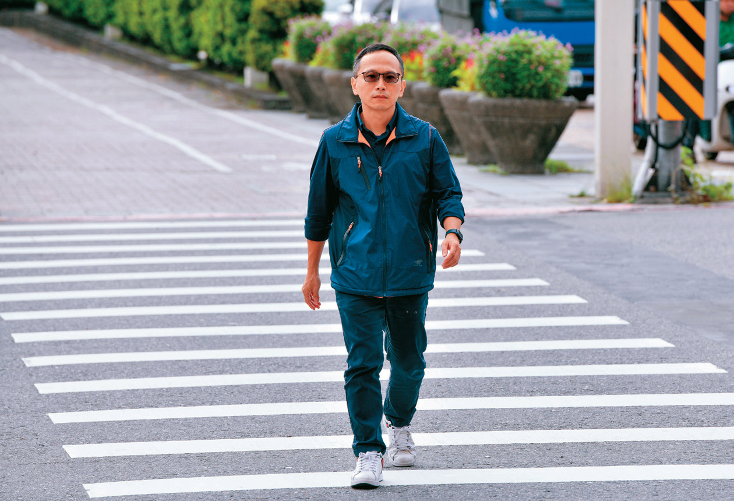 台北市交通局科長林育生表示行人走斑馬線,是保障自身行路安全的最基本規則。