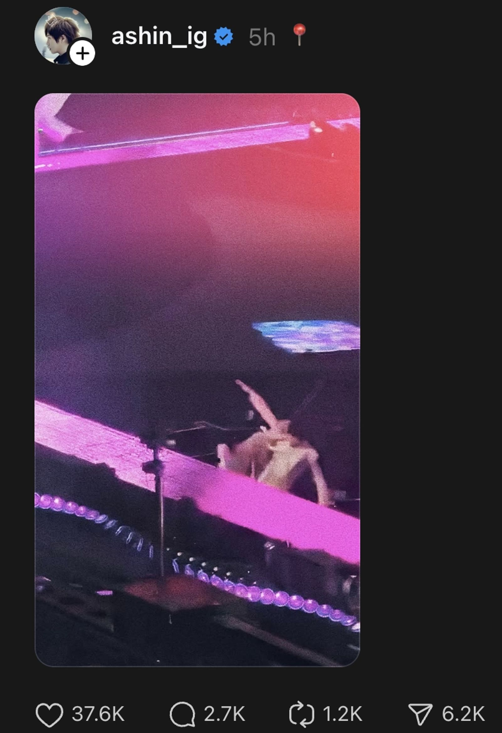 網友徵求阿信帥照想設為手機桌布，沒想到本尊現身留言。（截圖阿信Threads）