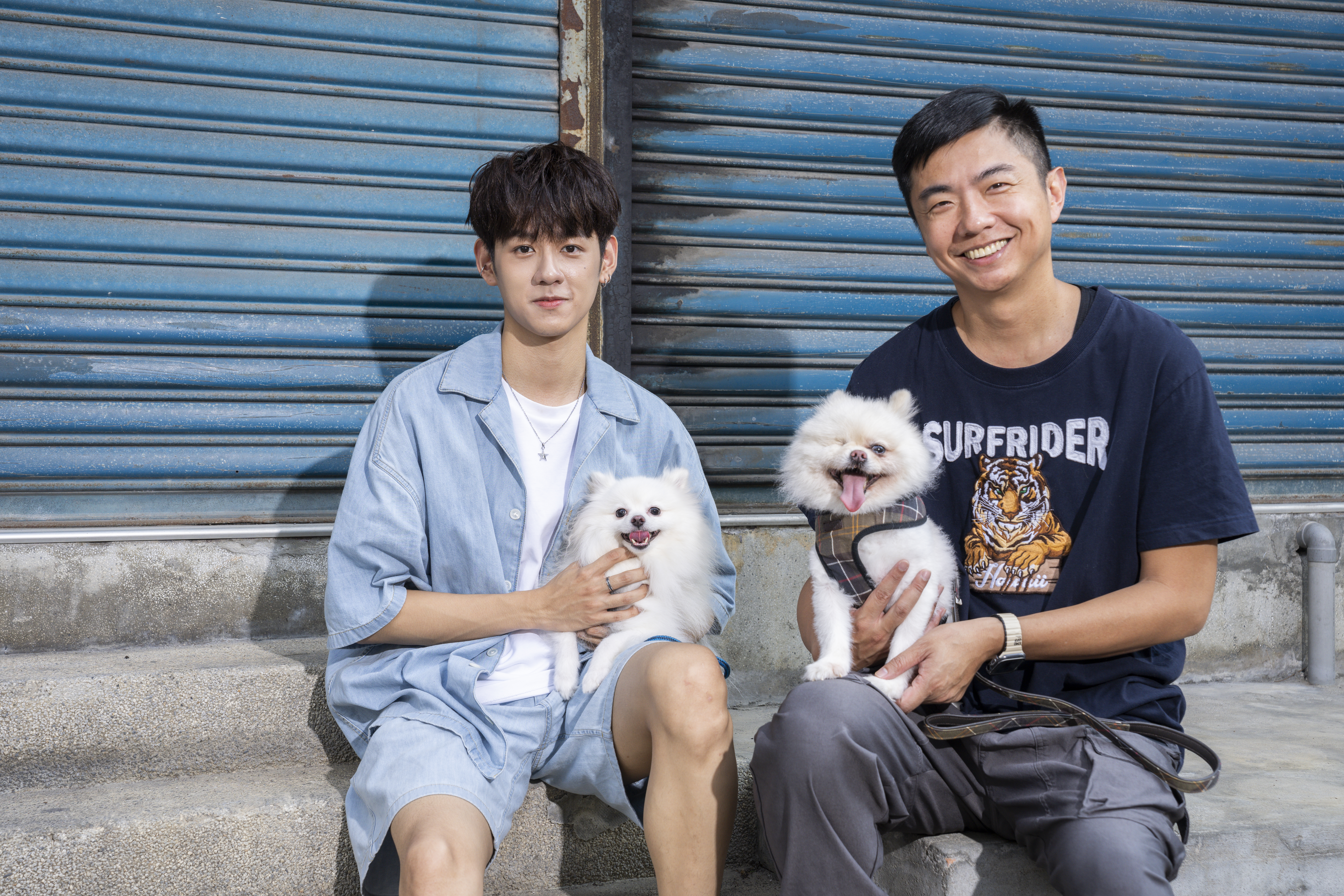 洪暐哲帶著拿鐵和小明來就教熊爸，熊爸看一眼就點出兩隻狗對陌生地方明顯感到情緒不穩，並提供解方。