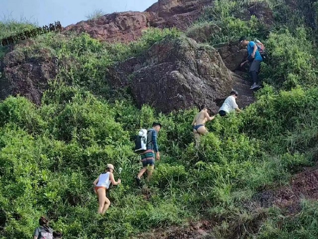 厲害了！穿比基尼露肉登山，網諷「攻頂野戰不怕蚊蟲」。（翻自微博）