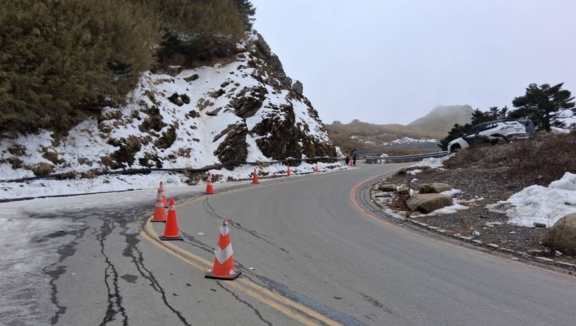 冷氣團發威合歡山路面恐結冰，翠峰至大禹嶺17時只出不進，武嶺至松雪樓禁止通行。 （翻攝自中區養護工程分局官網）