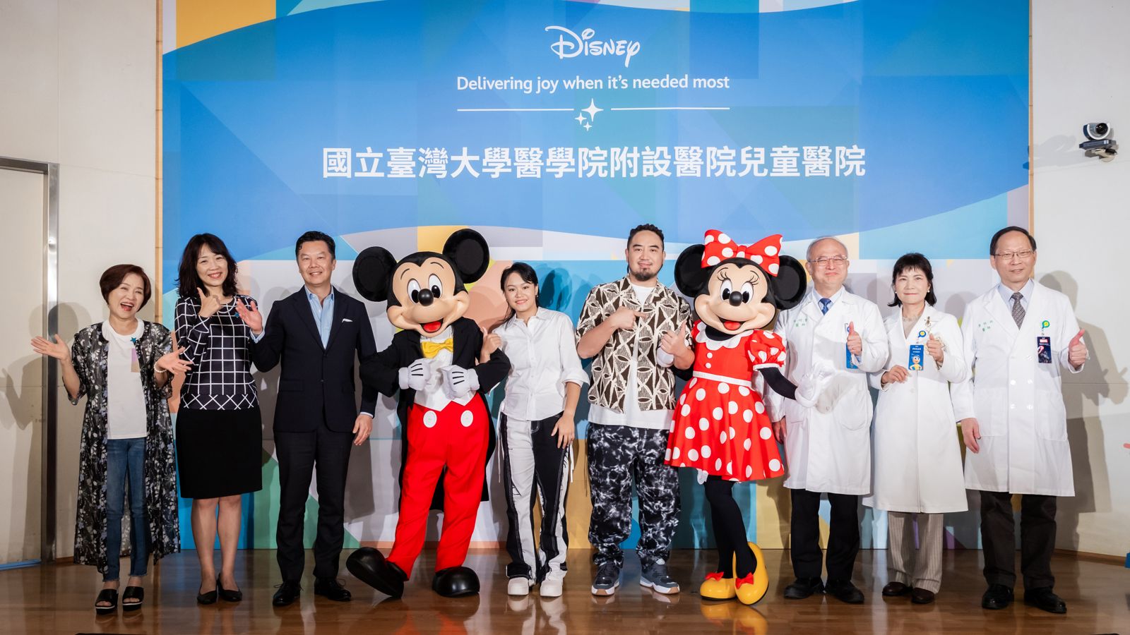 Make-A-Wish Taiwan喜願協會與華特迪士尼公司今日在台大兒醫正式啟用迪士尼主題兒童門診治療中心。(台大醫院提供)