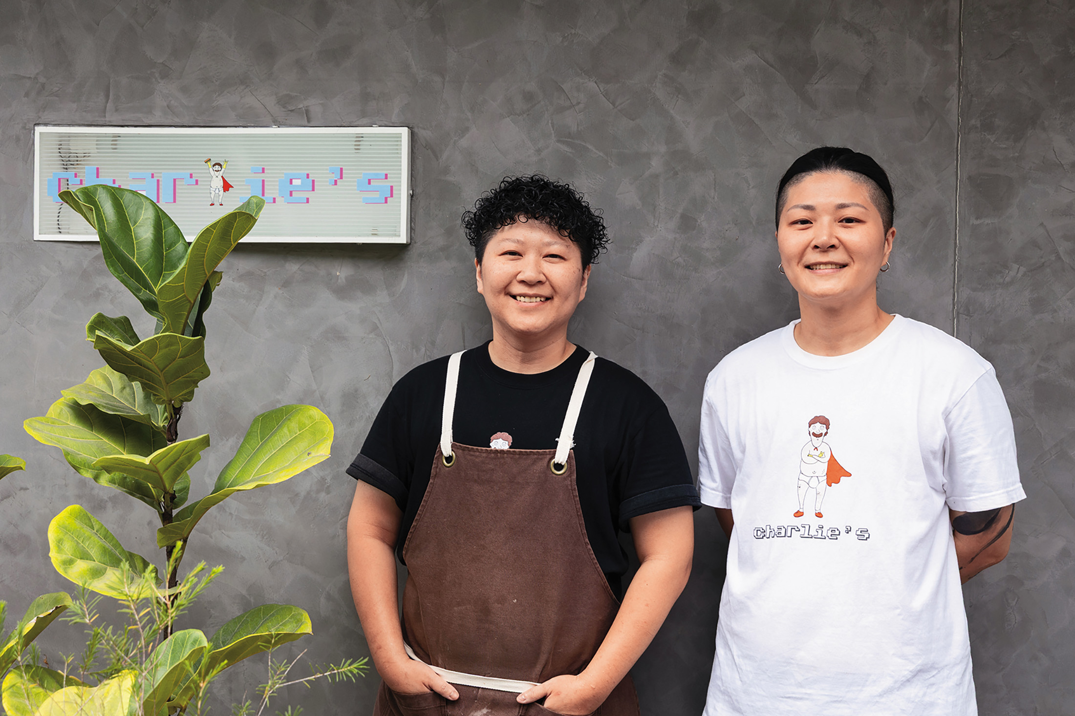 莊欣茹(左)與妹妹莊欣瑜(右)一起在嘉義巷弄裡打造叉里包,讓吃早餐變得講究。