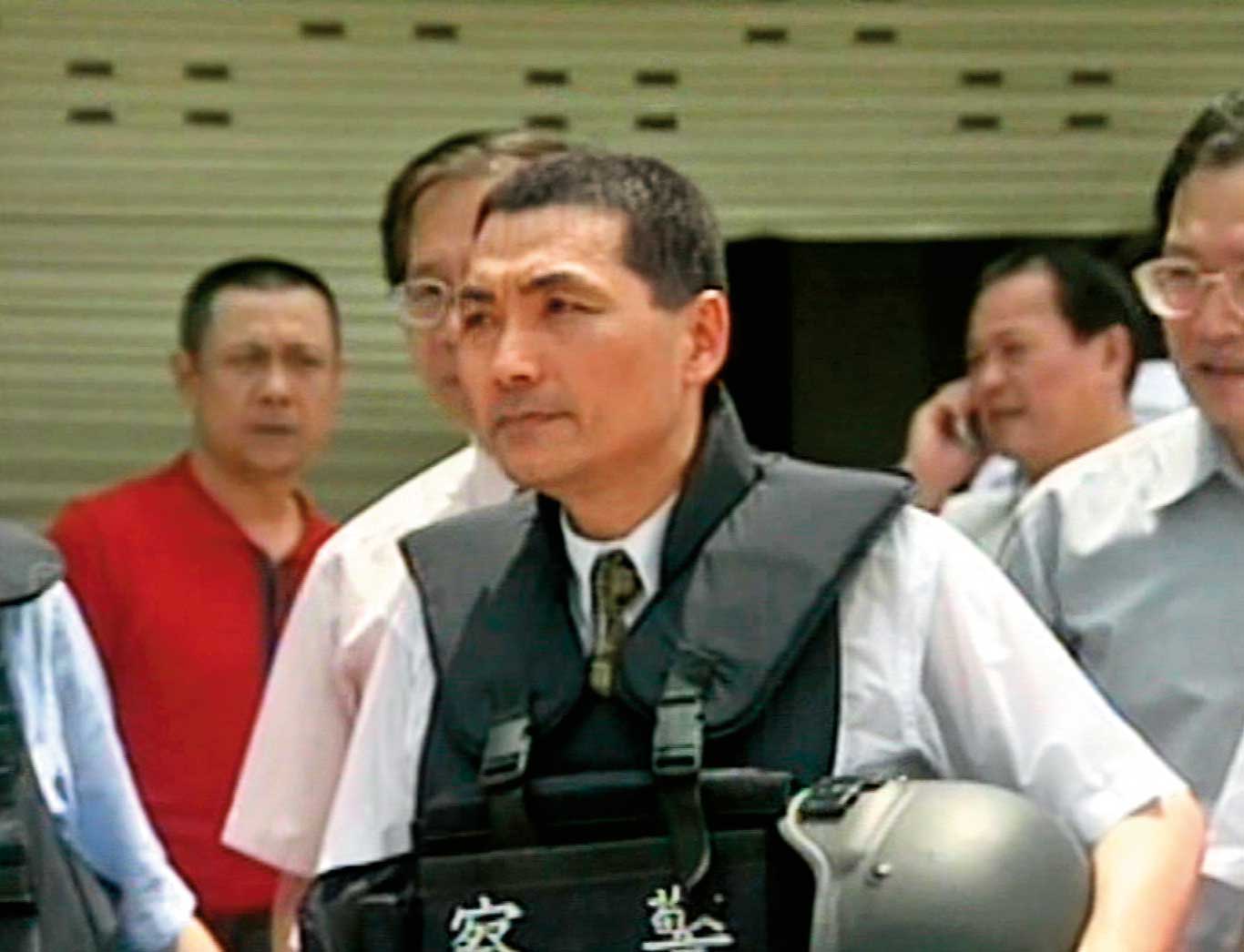 新北市長侯友宜（前）過去擔任警官時，曾率隊圍捕梁國愷等人。（東森新聞提供）