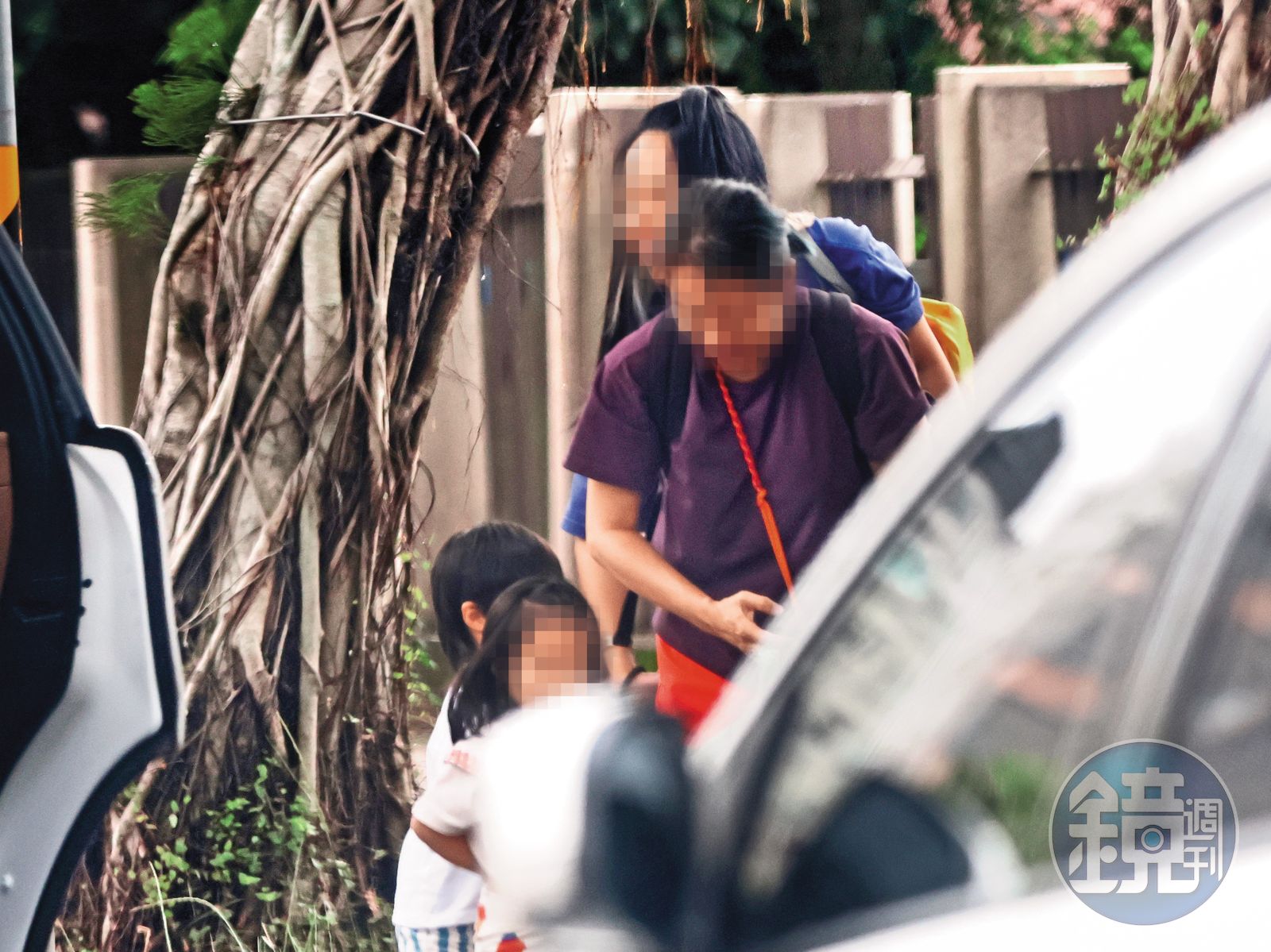 8/4 16:20除了保母之外,徐佳瑩與比爾賈的一雙兒女也有女性助理幫忙到學校接送