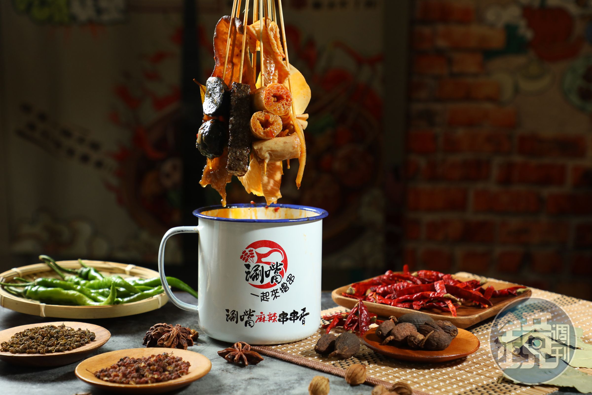 由四川正宗擼串底料製成的麻辣湯頭,讓嗜辣者大呼過癮,且每串只要10元,可以大把吃也不傷荷包。