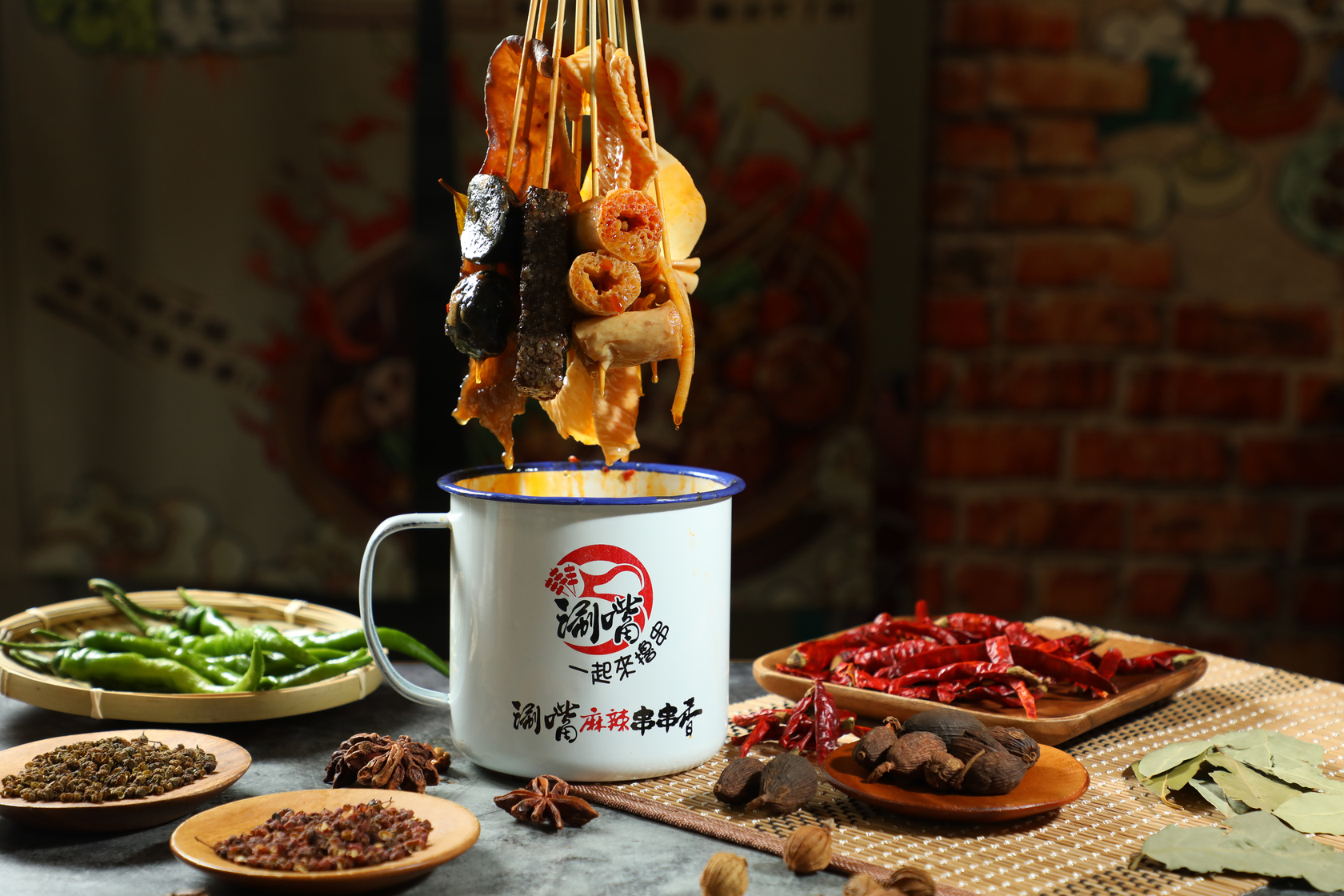 由四川正宗擼串底料製成的麻辣湯頭，讓嗜辣者大呼過癮，且每串只要10元，可以大把吃也不傷荷包。