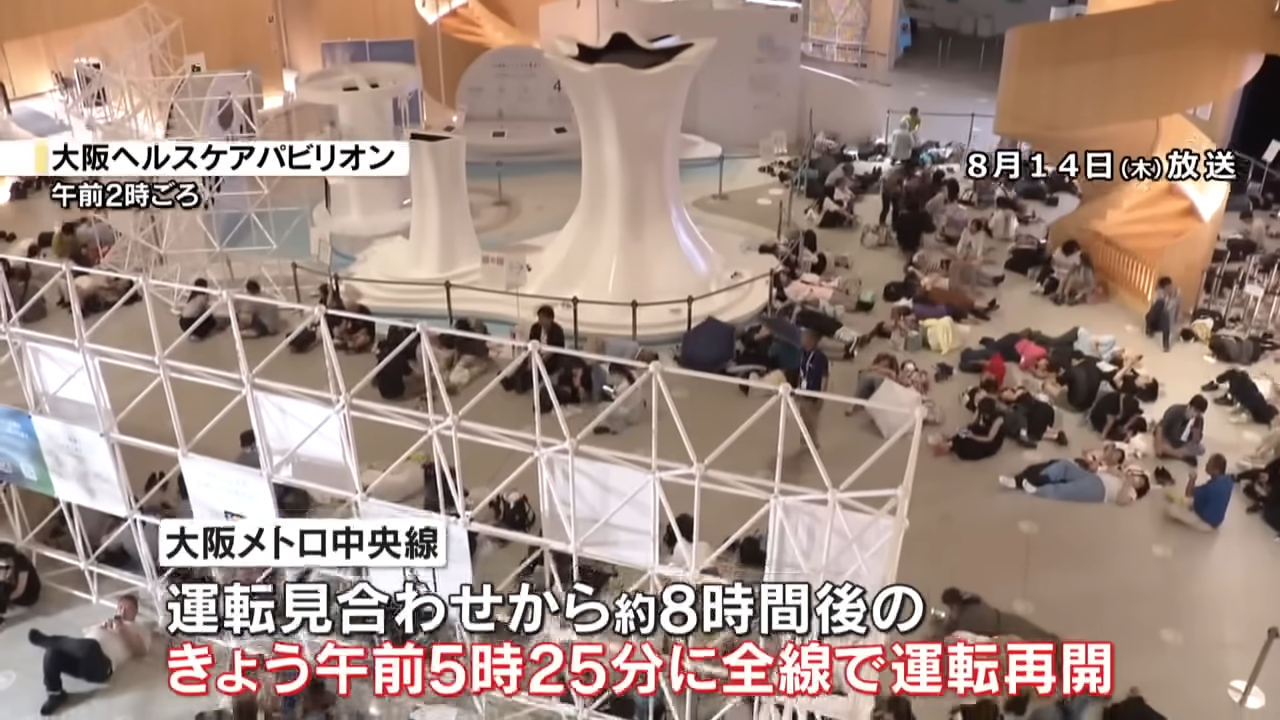 部份場館開放旅客入內休息，許多人疲憊不堪直接「席地而睡」。（翻攝自読売テレビニュース YouTube）