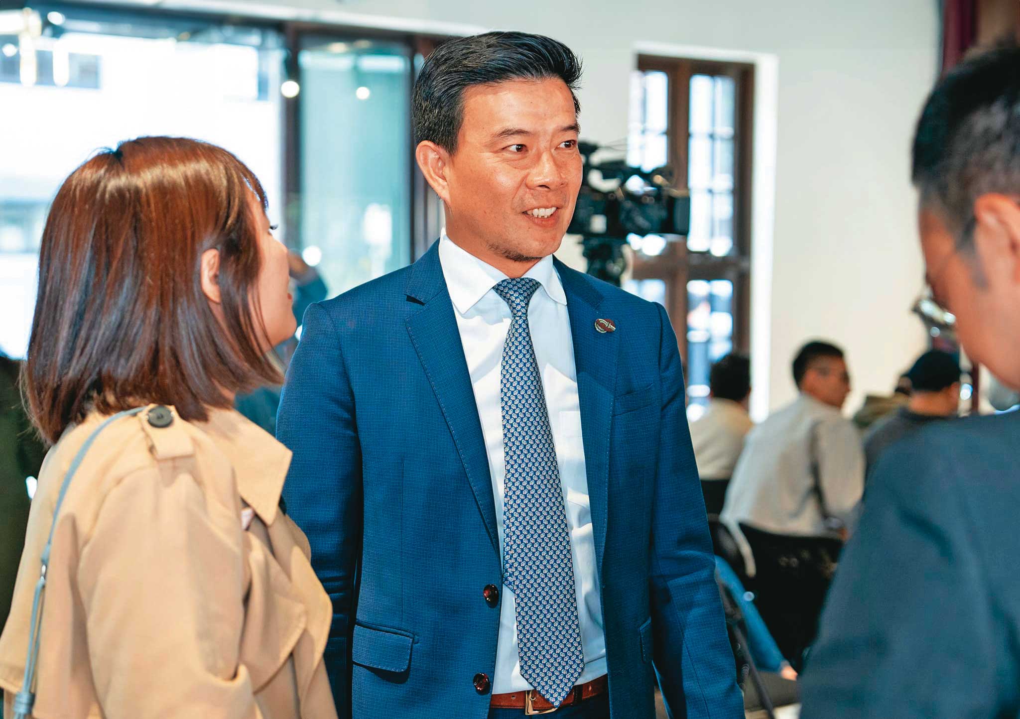 睿禾控股執行長陳坤宏，曾嘗試開發地面光電，卻碰到不少阻礙。（翻攝睿禾控股臉書）