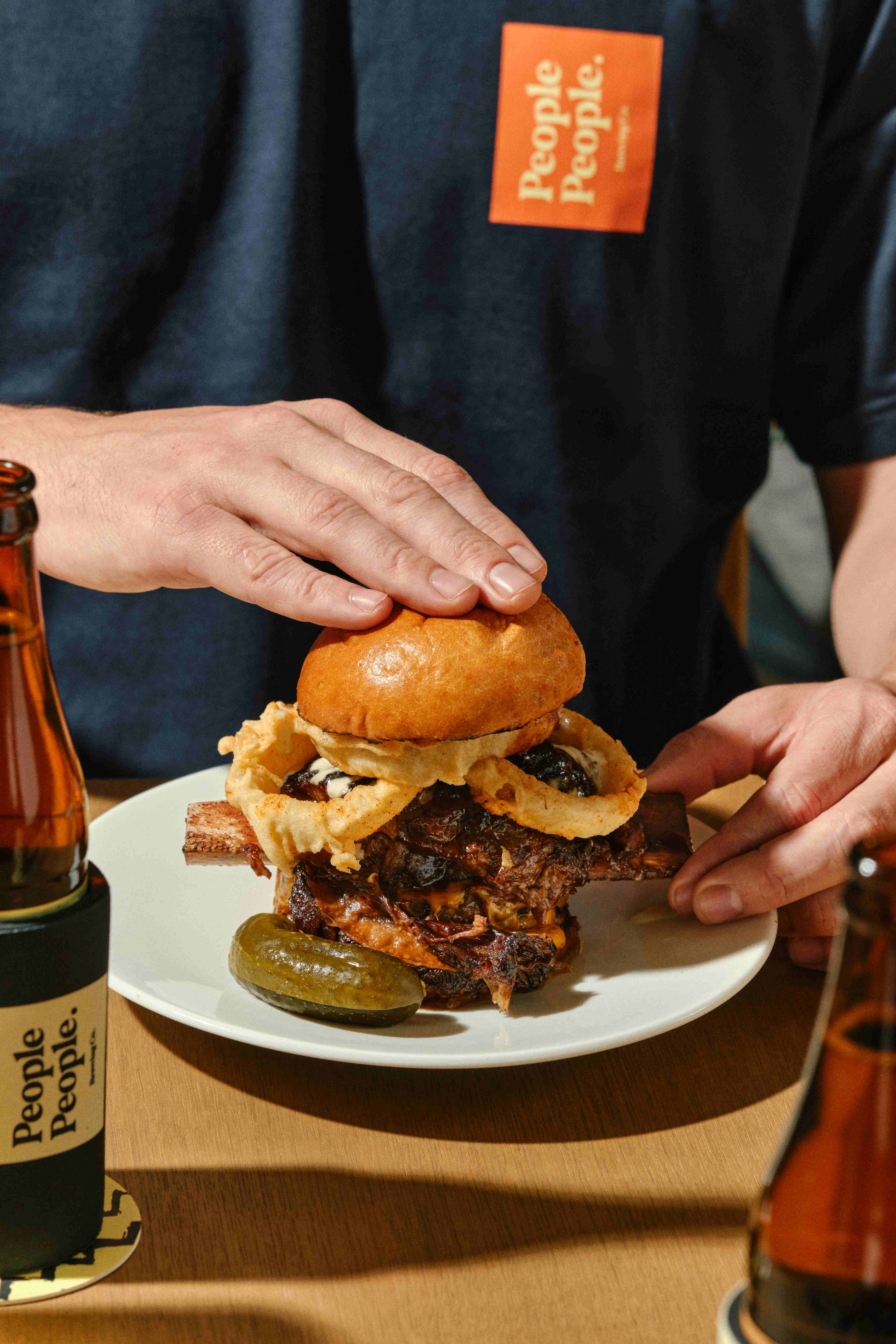 很有飽腹感的「Blackmore’s Giant Burger」適合喝酒前來一顆。(Photo Credit:RYAN LOH)