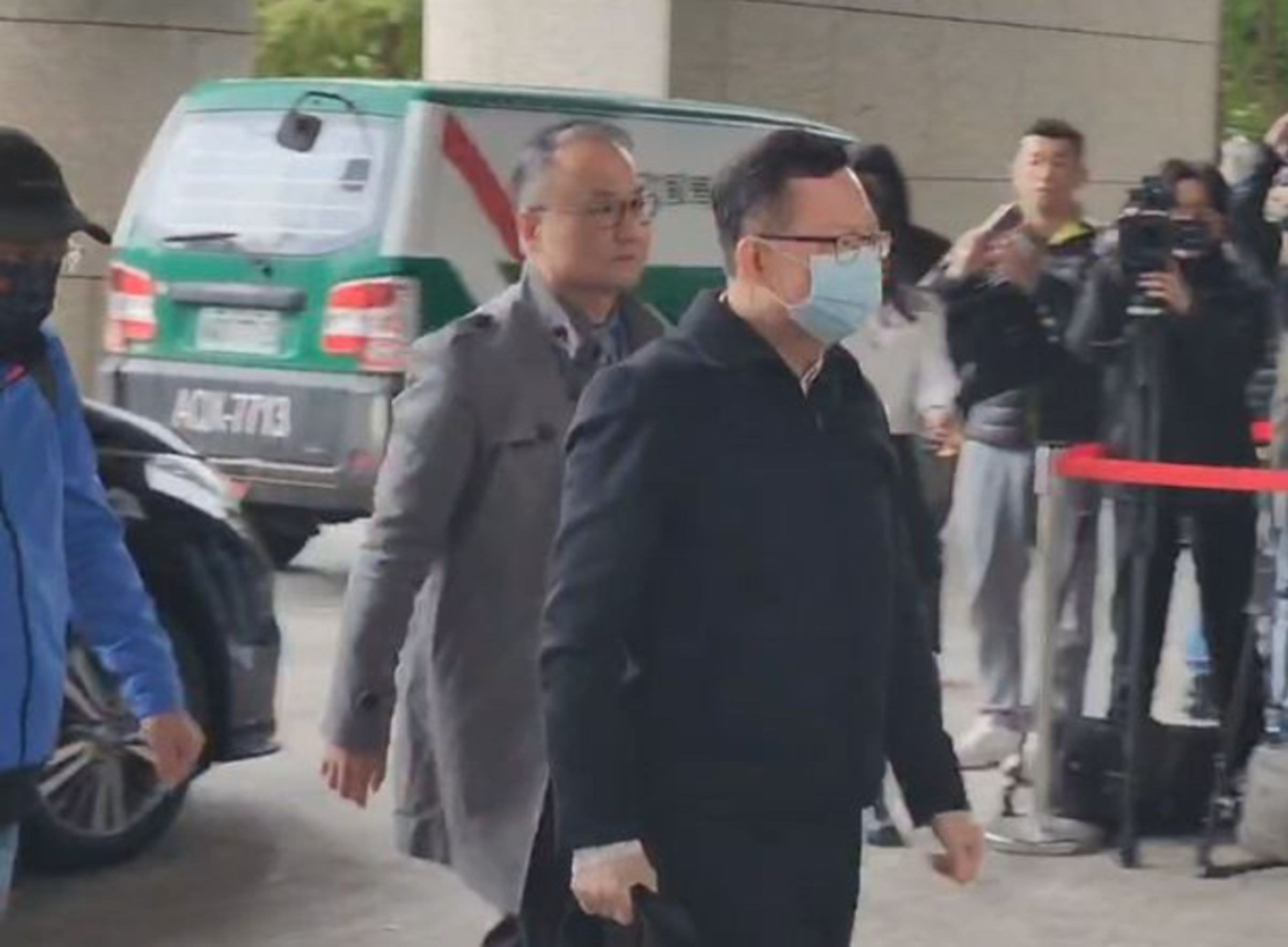 前海基會董事長鄭文燦涉嫌收賄，今日現身開庭。（翻攝自鏡新聞）