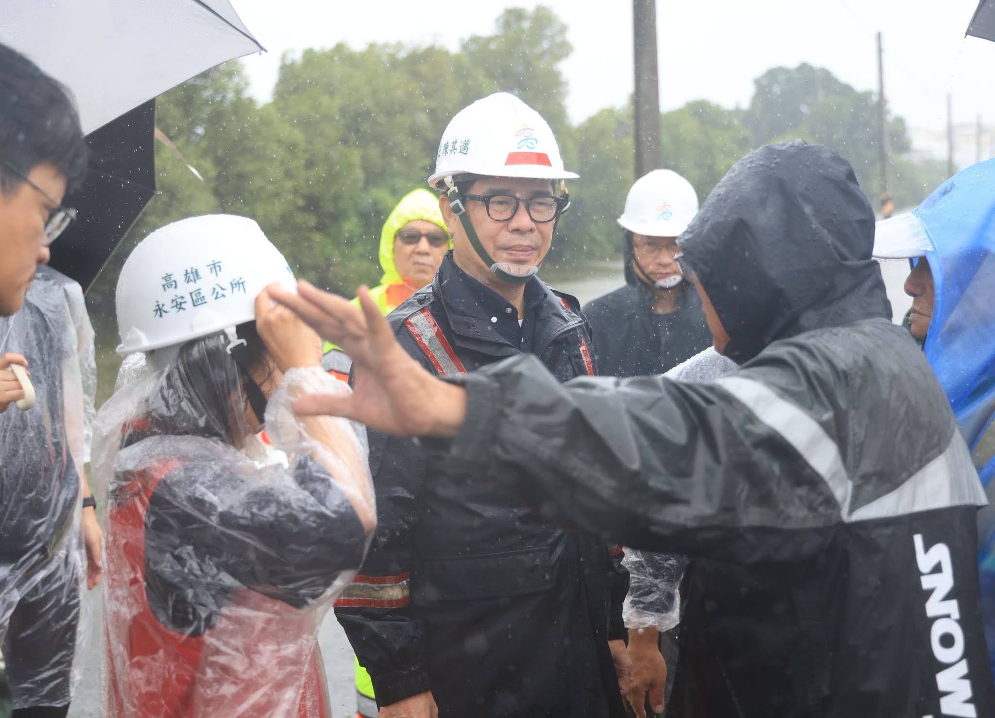 高雄連日豪雨破紀錄,陳其邁今上午前往視察災情。(翻攝自陳其邁臉書)