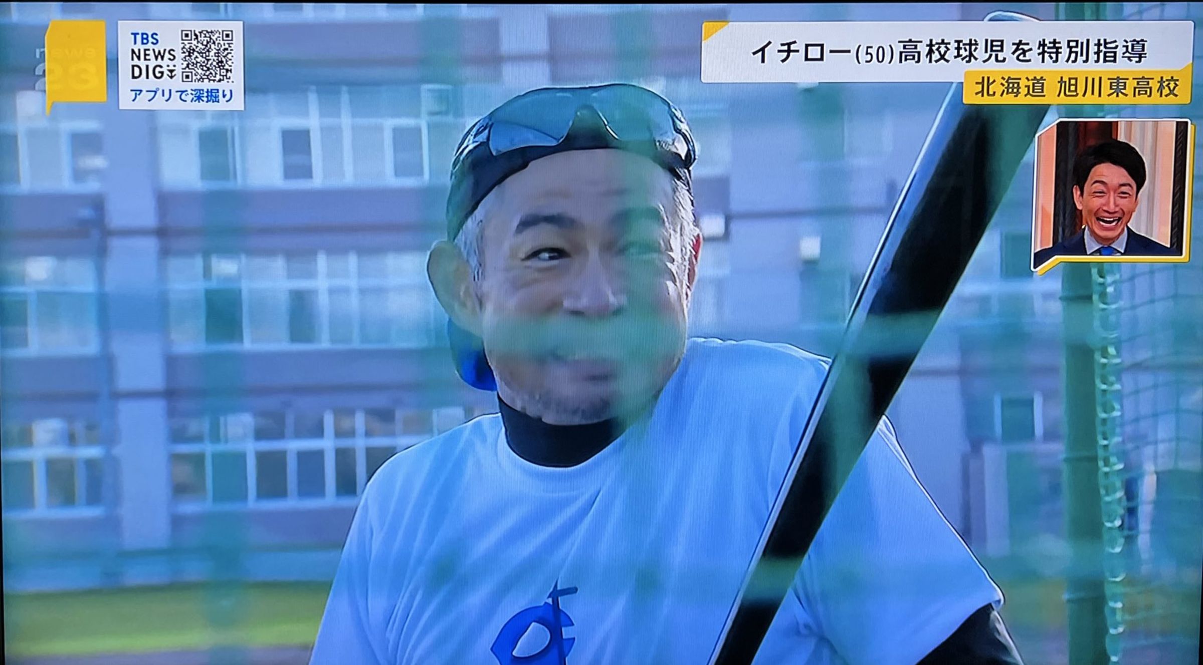 鈴木一朗打破玻璃時，露出不好意思的表情。（翻自X平台）