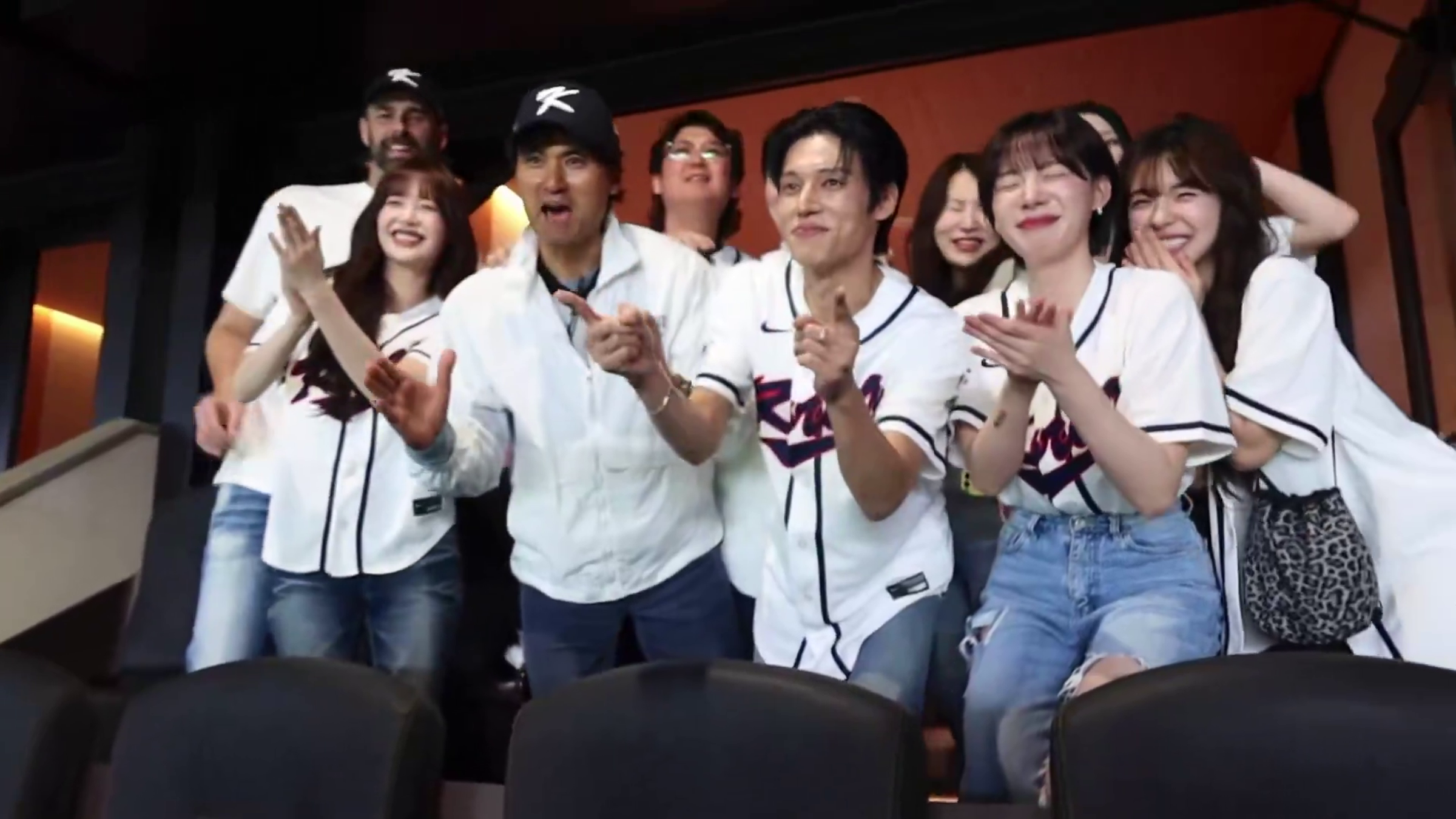 鄭友榮(前排右三)與本月少女Chuu(前排左一)是翰林演藝高中同校同學,這次因一起看球引關係熱議。(截圖MLB Korea X)
