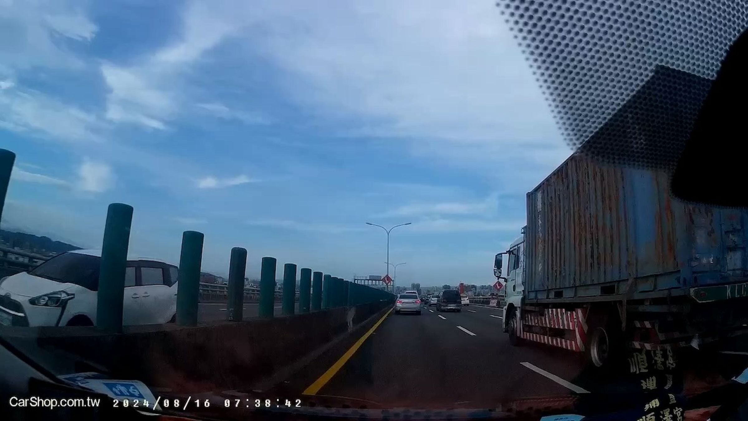 今早地震發生時,正值許多人通勤上班時間,有民眾在快速道路上經歷了驚恐的瞬間。(翻攝自YouTube @夙眉 蕭)