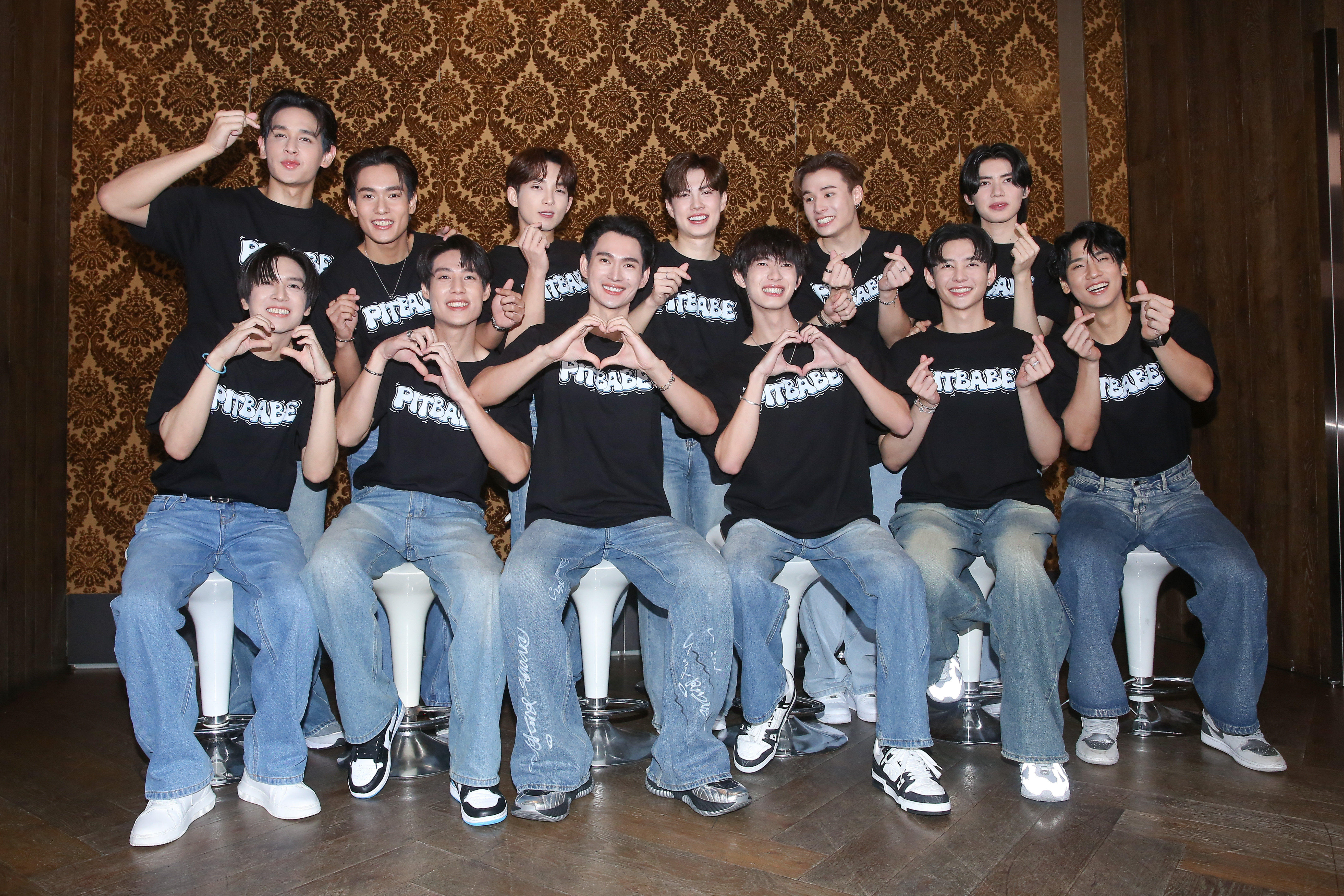 《極速戀人 Pit Babe the Series》12位演員開心來台，透露明天見面會結束還會在台北逛逛。Pon（前排左起）、Sailub、Pavel、Pooh、Nut、Ping，Pop（後排左起）、Lee、Garfield、Benz、Michael、Topten。