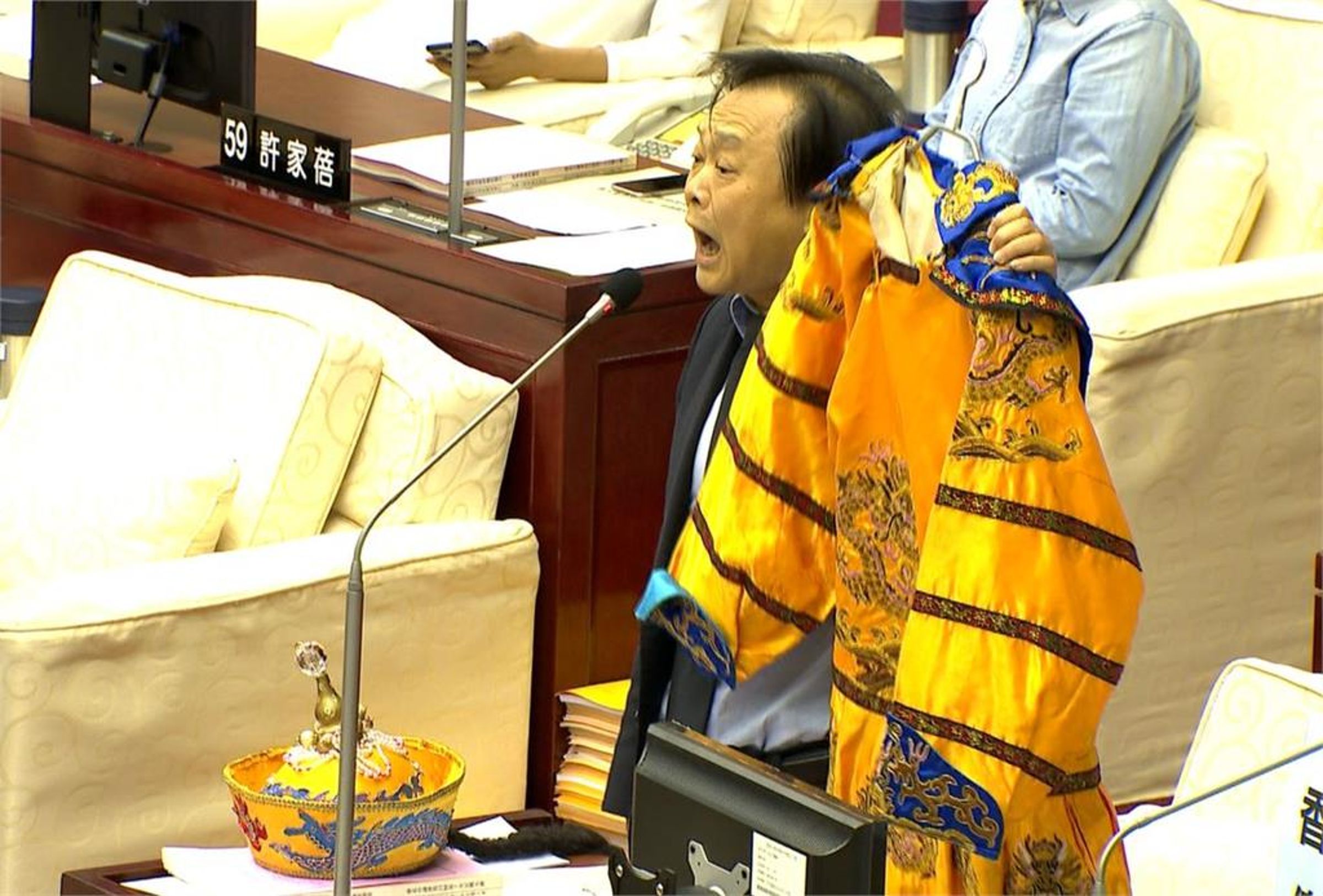 王世堅先前曾在質詢時送龍袍給柯文哲,被網友笑喊是「先知」。(翻攝王世堅臉書)
