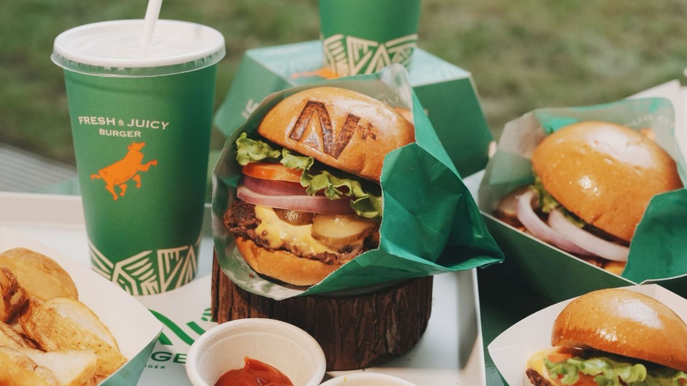 航空主題漢堡店「N+ BURGER」最適合演唱會前快速填飽肚子。（啟德體育園提供）