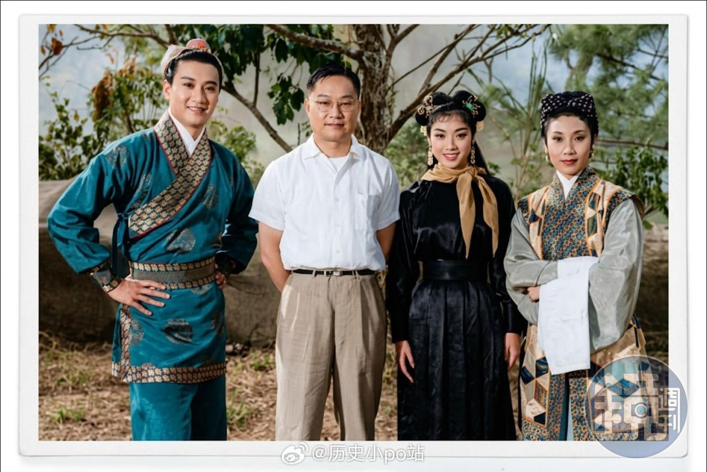 1960年香港峨嵋影片公司拍攝粵語長片《神雕俠侶》，謝賢（左1)成為史上第一代「楊過」，原作者金庸（左2）親自擔任編劇。（翻攝歷史小po站微博）