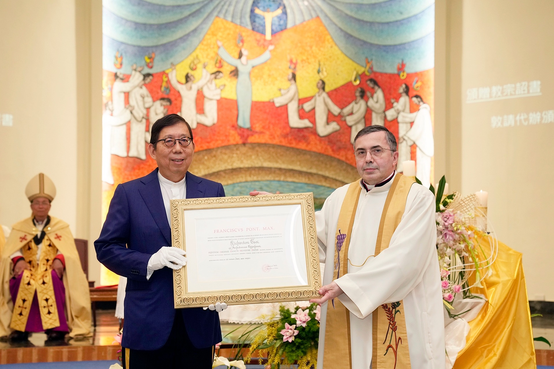 教廷代辦馬德範蒙席（右）頒發教宗詔書給蔡明興（左）。（翻攝天主教輔仁大學臉書）