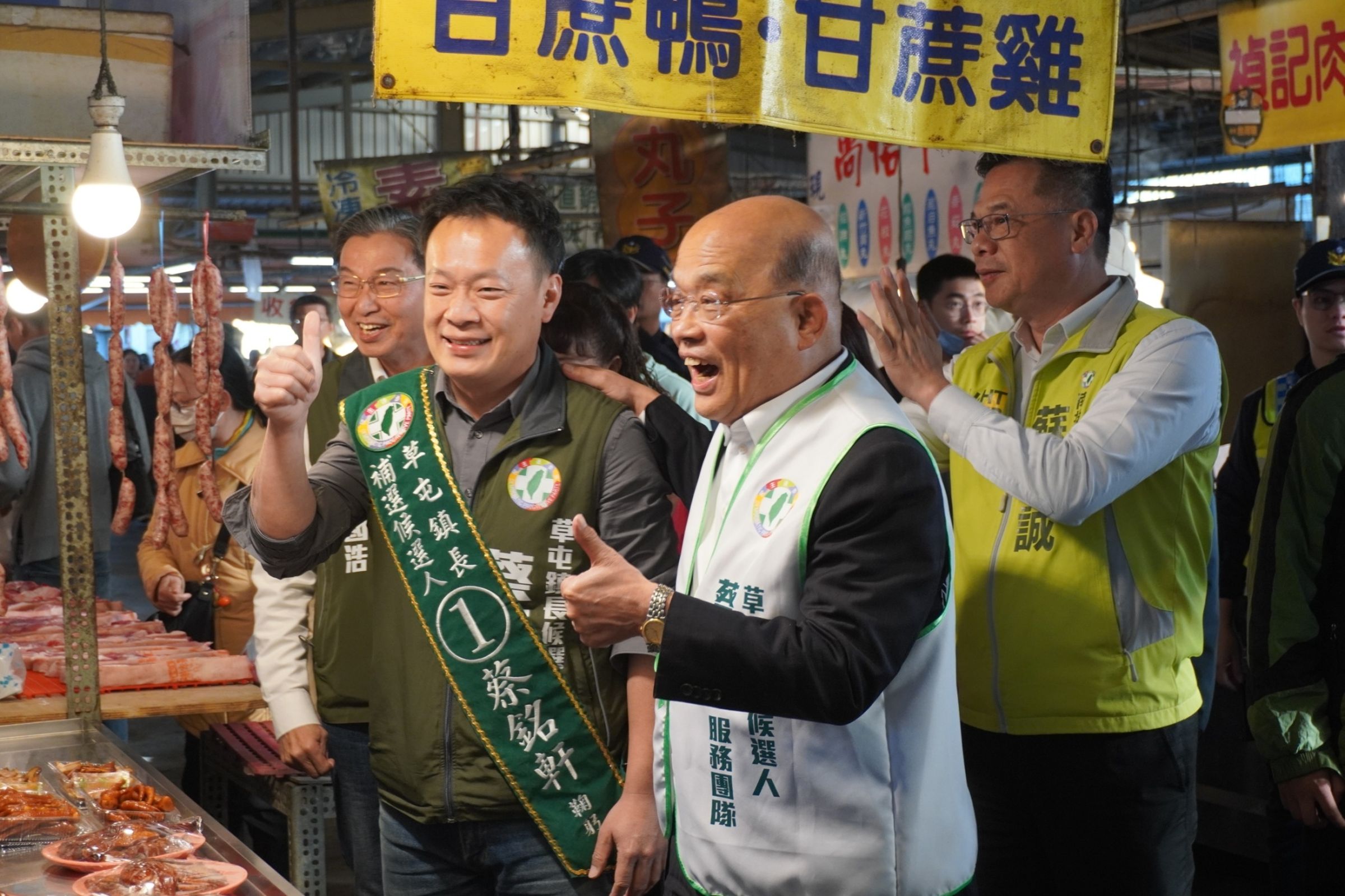 民進黨徵召縣議員蔡銘軒投入草屯鎮長補選,近日邀來前行政院長蘇貞昌陪同掃街。(翻攝自蔡銘軒臉書)