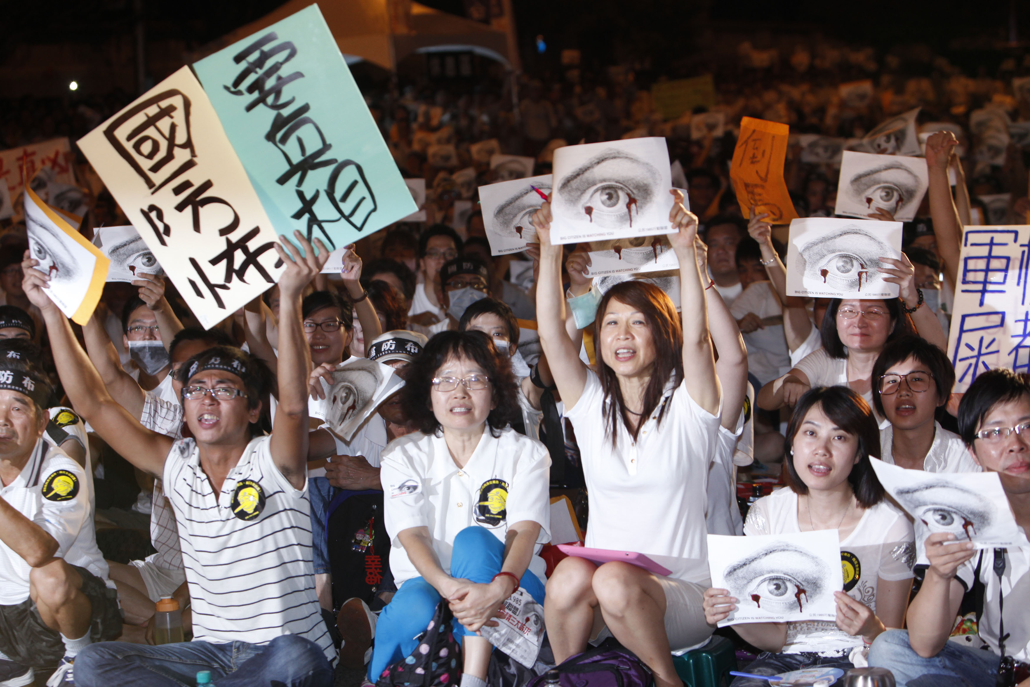 民眾不滿國防部對於洪仲丘之死的處理態度，上街抗議要為洪仲丘討真相。（資料照）