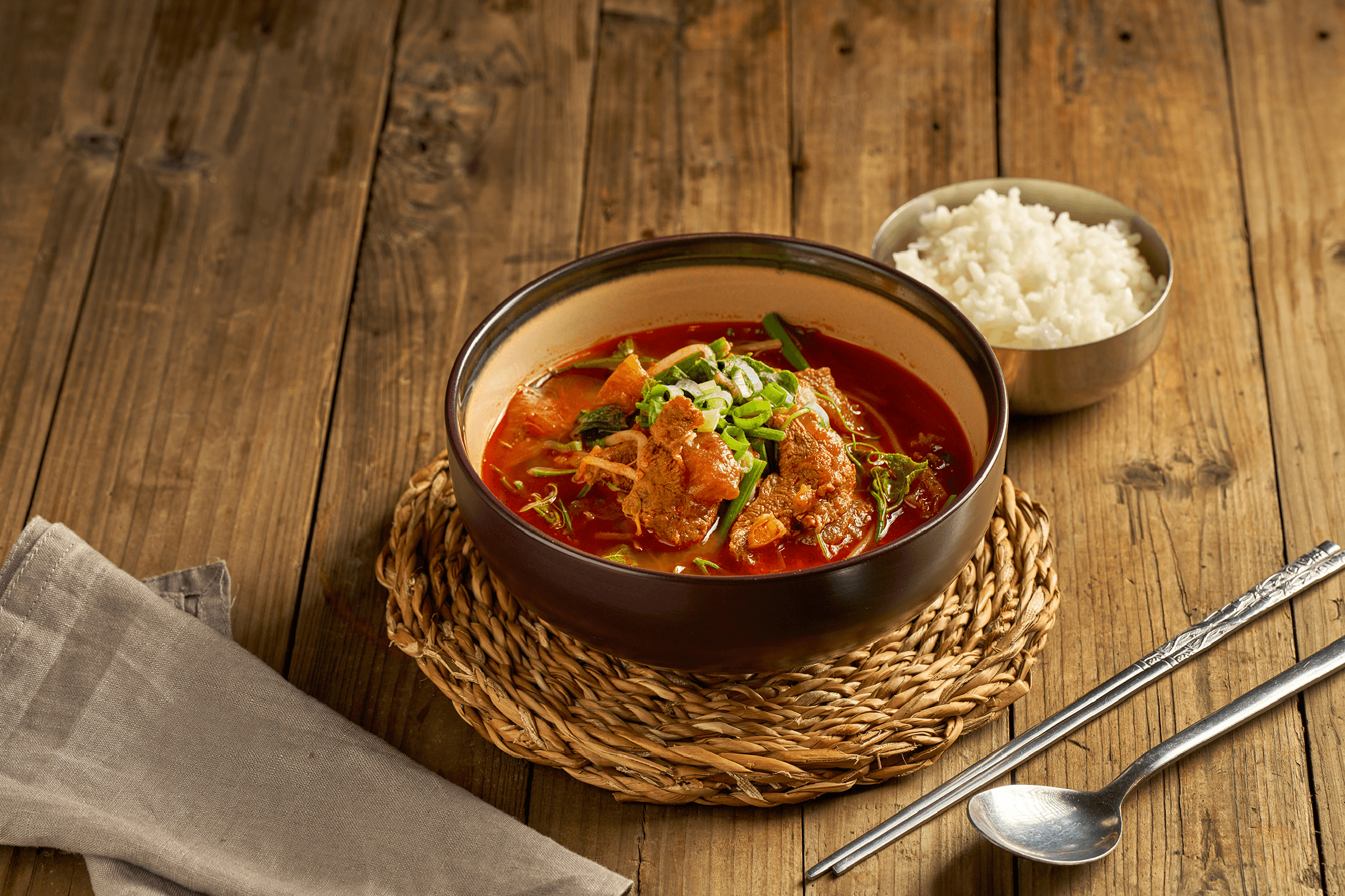 冷冷的天氣來碗「辣牛肉湯」,除了能吃到慢火燉煮至軟爛的牛肉,同時也能當作白飯小偷與解酒神器。(220元/份,新村站著吃烤肉提供)