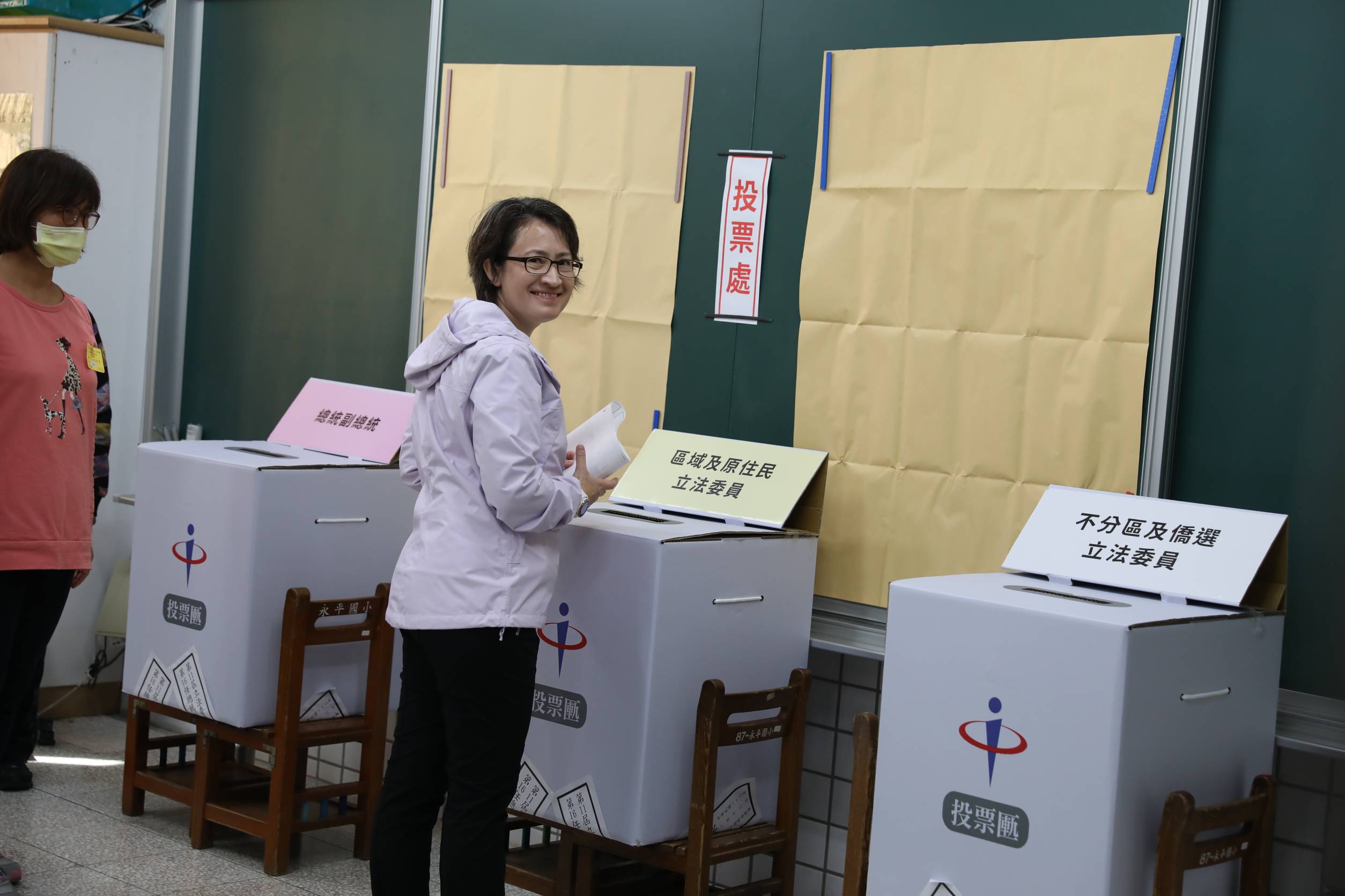 民進黨副總統候選人蕭美琴投票時把身分證忘在車上，所幸最後順利完成投票。