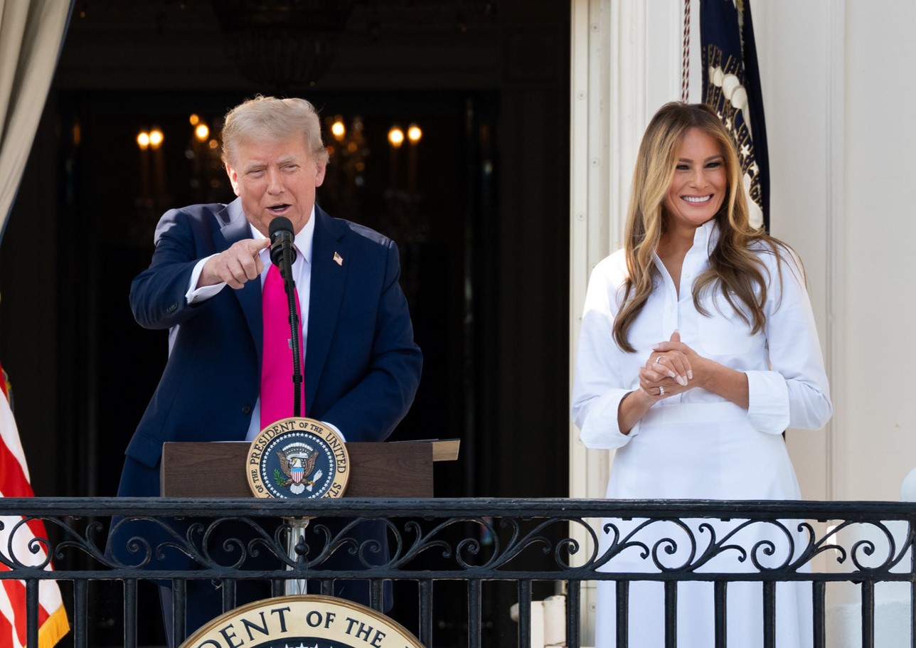 梅蘭妮亞（右）是川普（左）的第三任妻子，也是現在的美國第一夫人。（翻攝The White House Flickr）