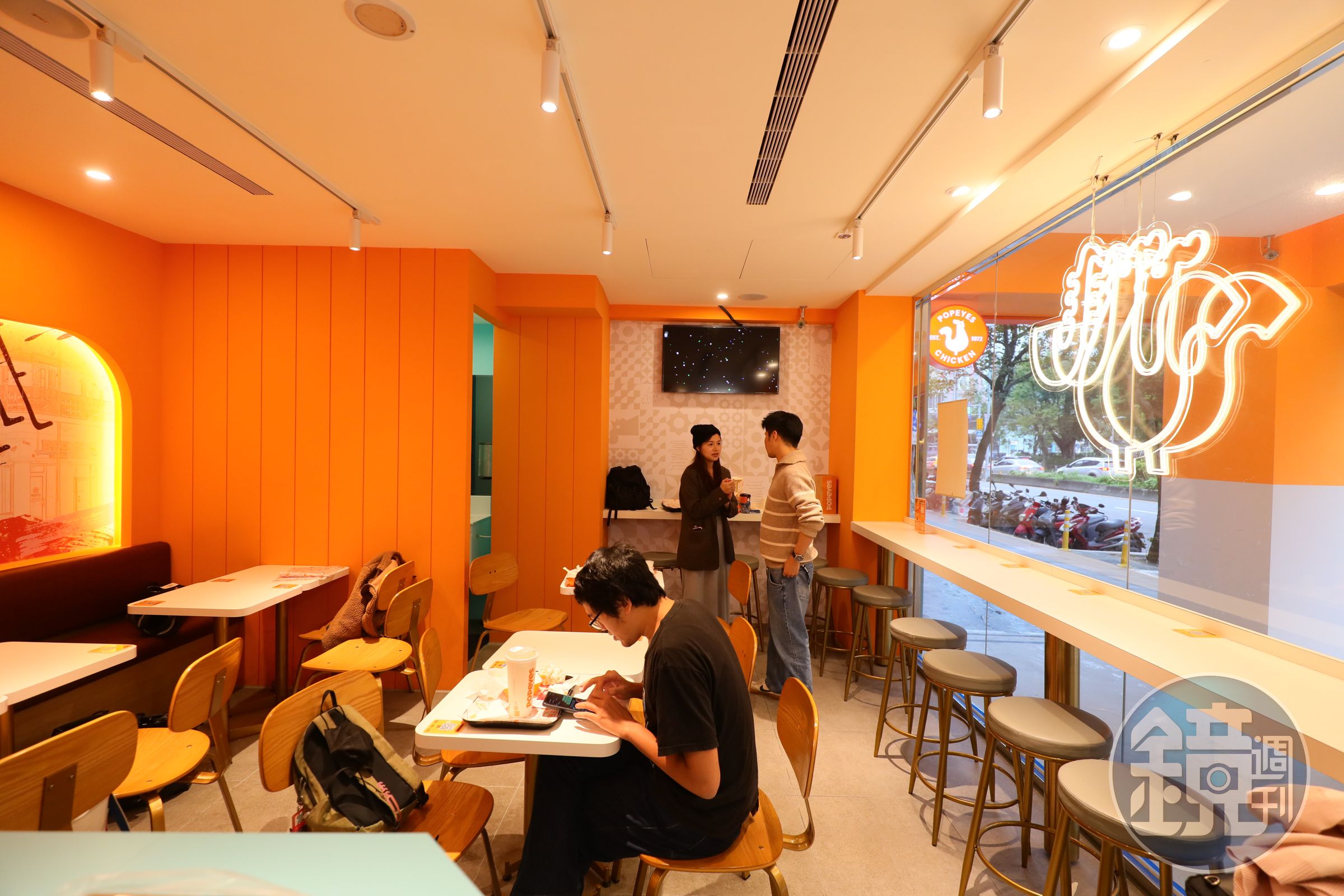 Popeyes光復店採用明亮的綠橘撞色，鄰近捷運國父紀念館站。