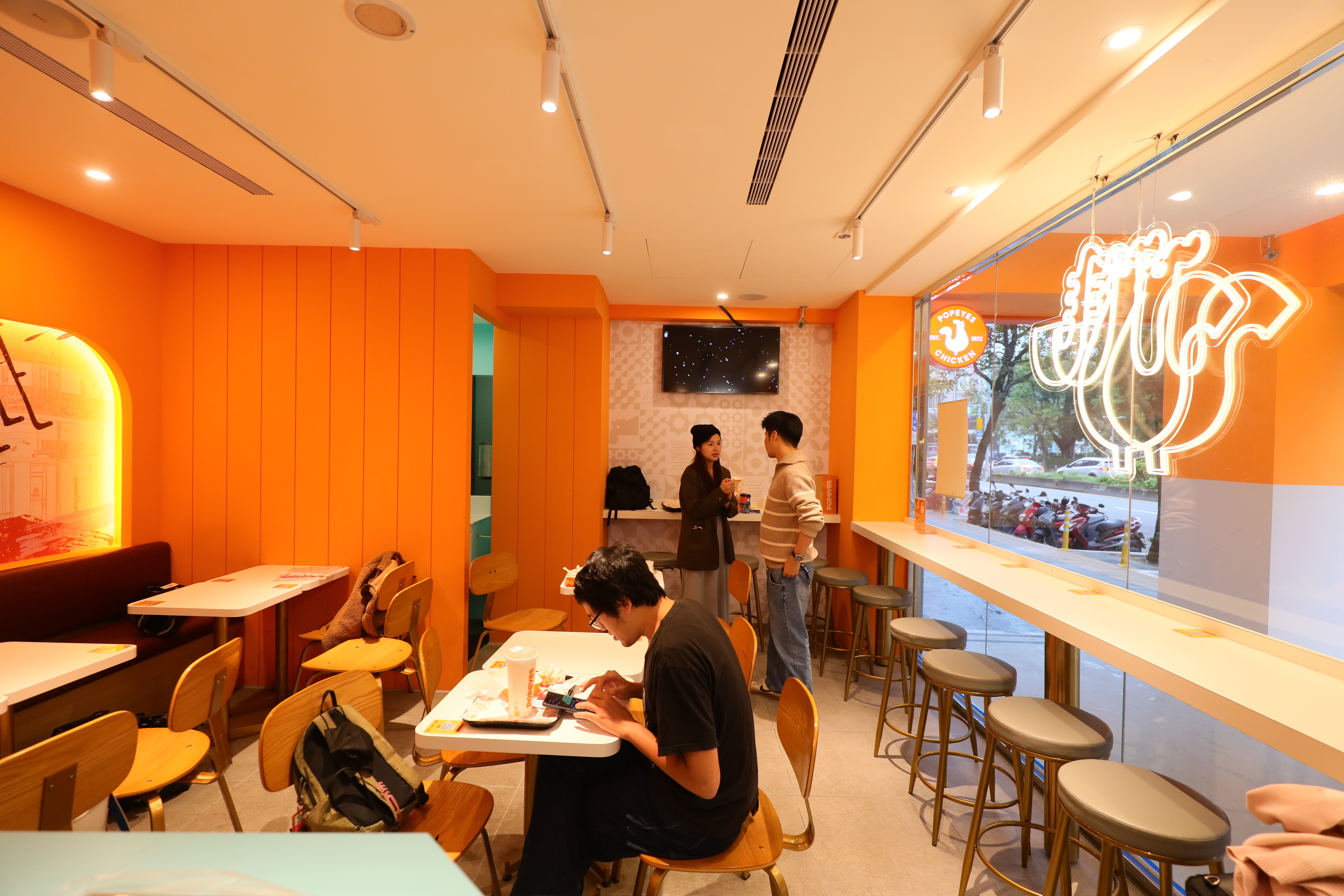 Popeyes光復店採用明亮的綠橘撞色，鄰近捷運國父紀念館站。