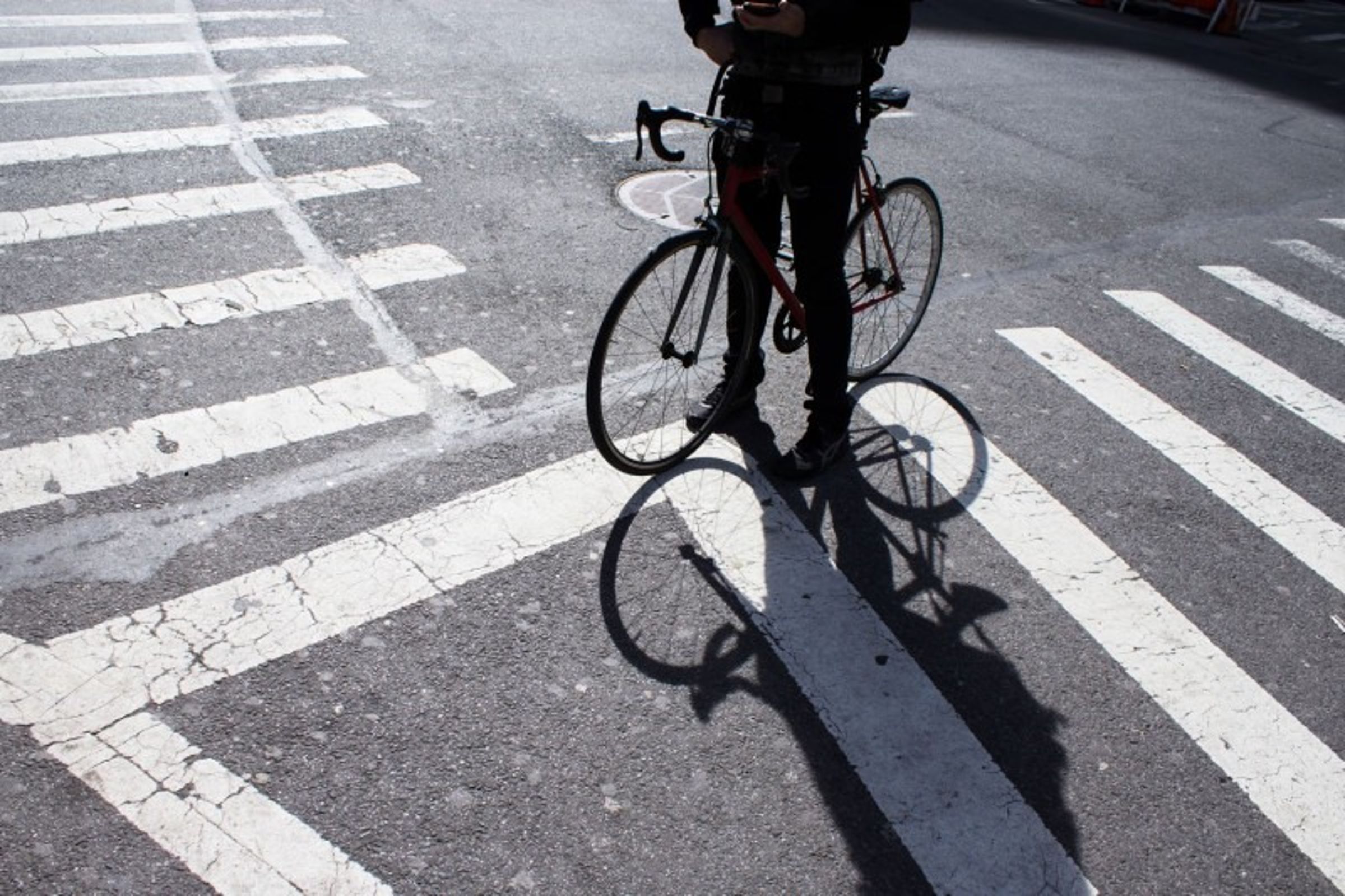 彰化縣員林市一名騎單車的17歲高中生，疑似趕上課未注意來車，冒險闖紅燈遭撞飛。示意圖。（翻攝自Unsplash）