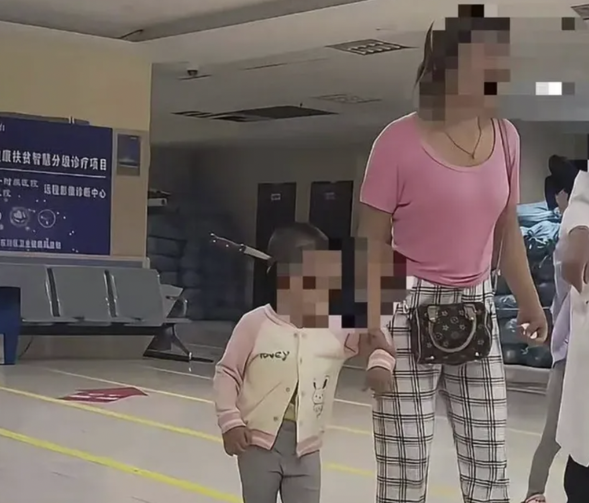3歲女童頭部插著一把水果刀，畫面相當駭人。（翻攝自微博）