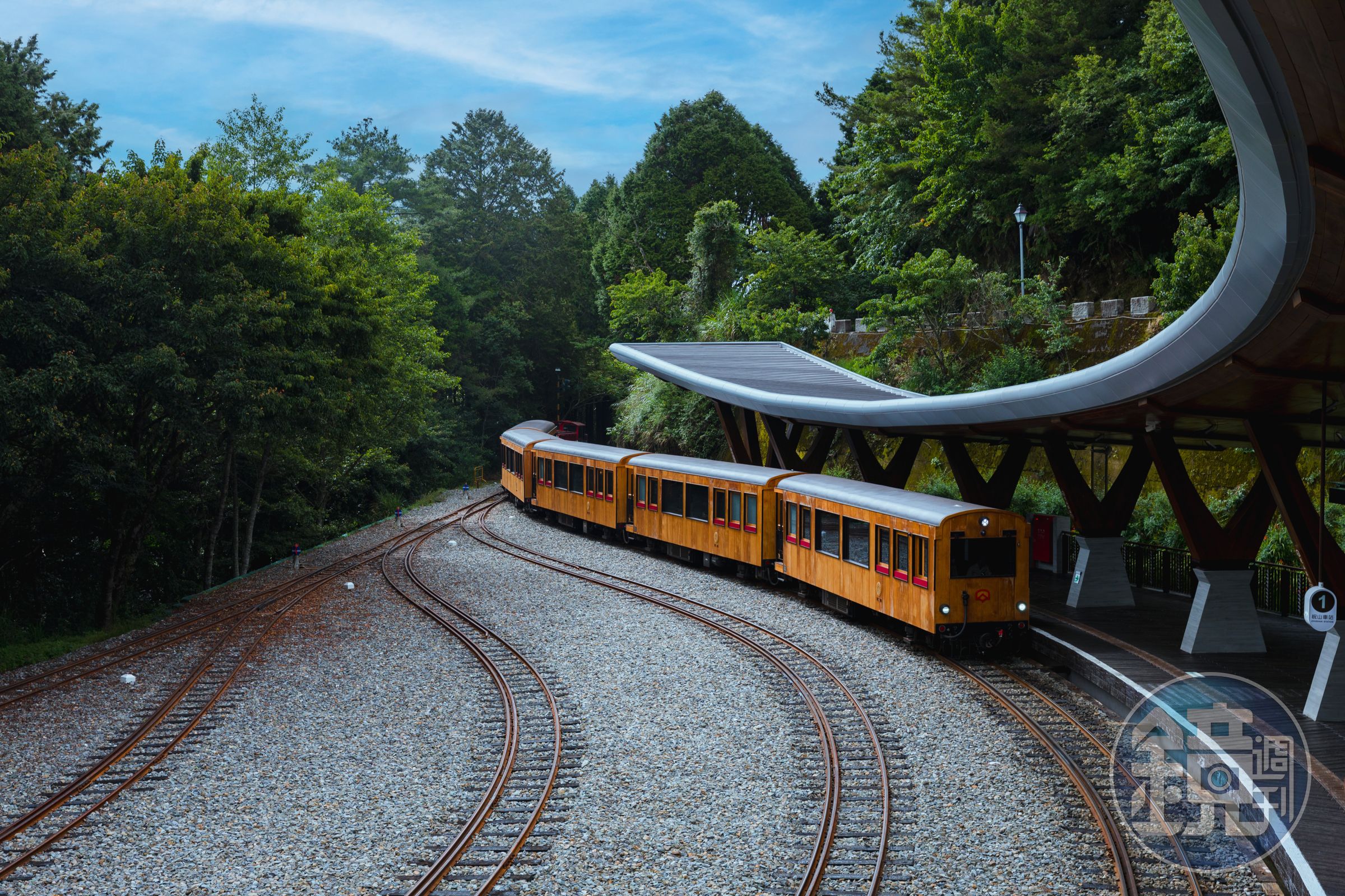 祝山車站設置了二樓景觀台，讓遊客能站在高處眺望整輛列車全景。