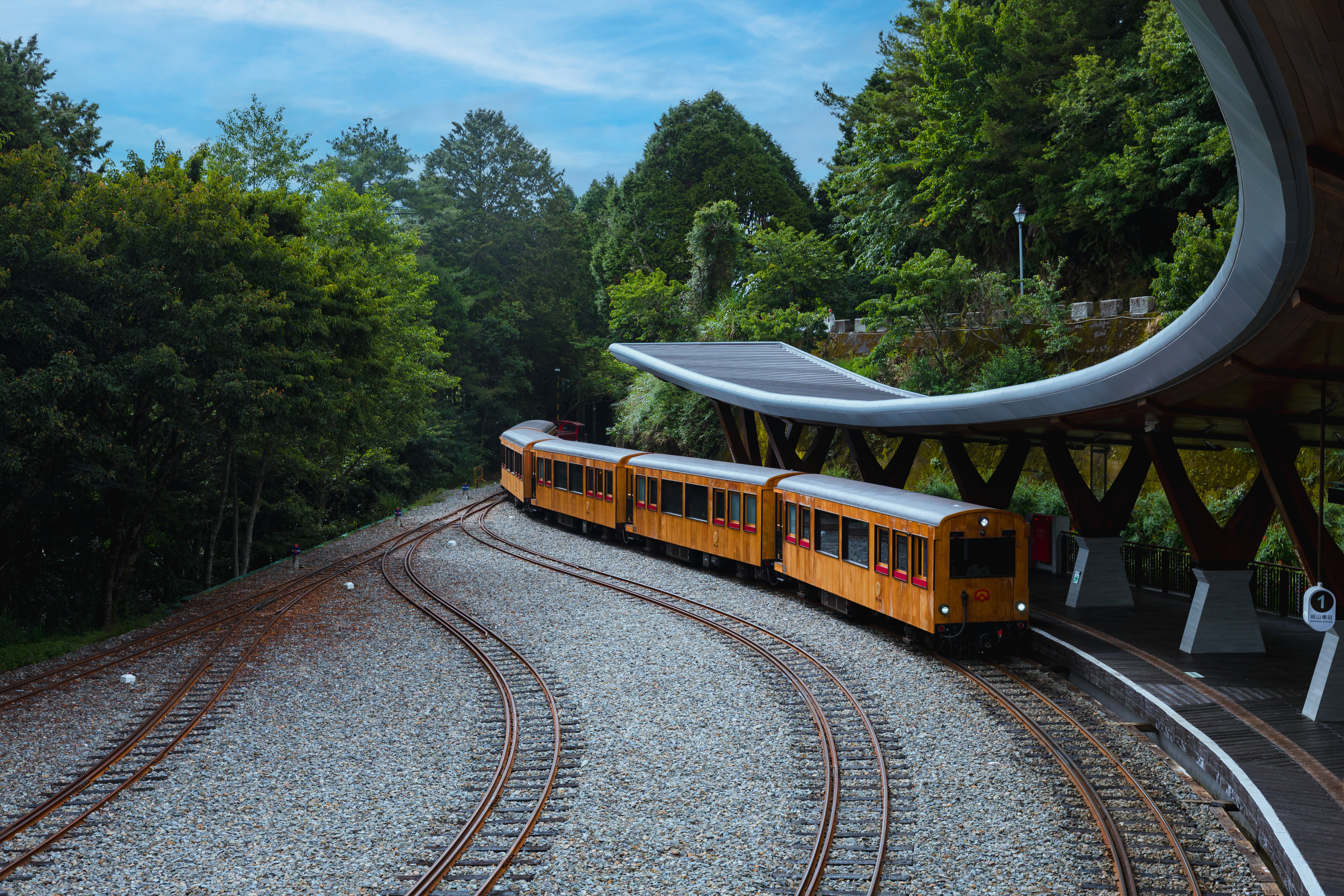 祝山車站設置了二樓景觀台，讓遊客能站在高處眺望整輛列車全景。