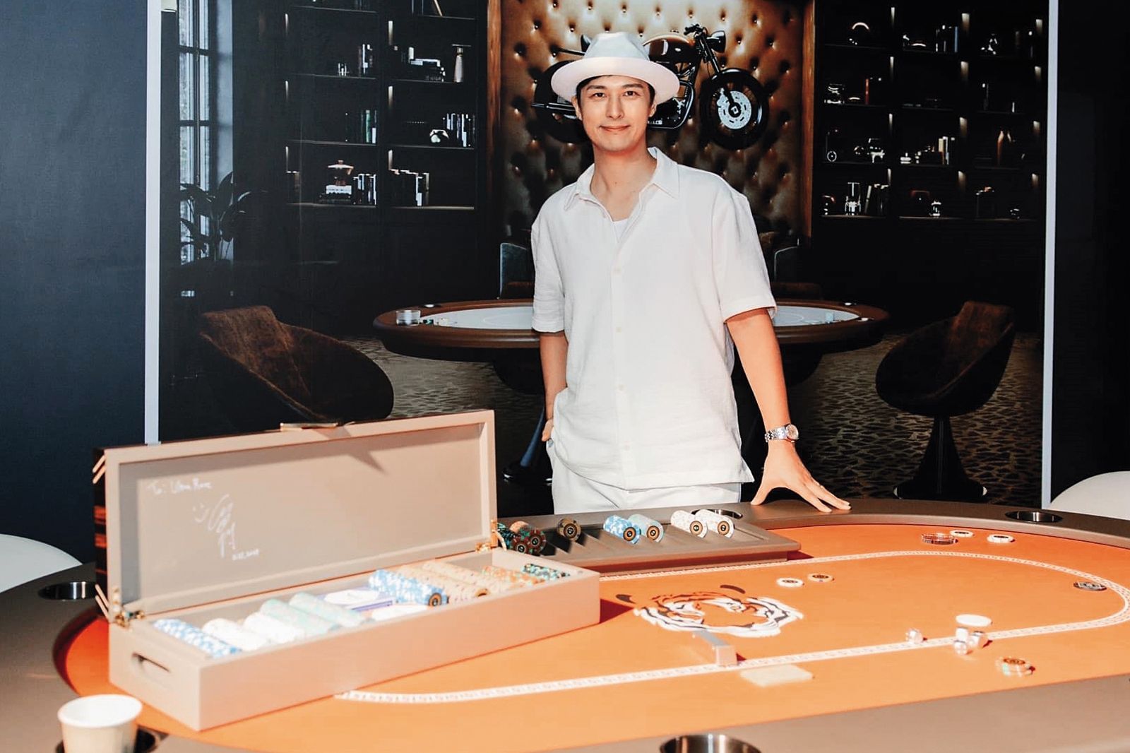 歌手嚴爵是知名的德州撲克愛好者，甚至曾組隊出國比賽。（翻攝自嚴爵臉書）