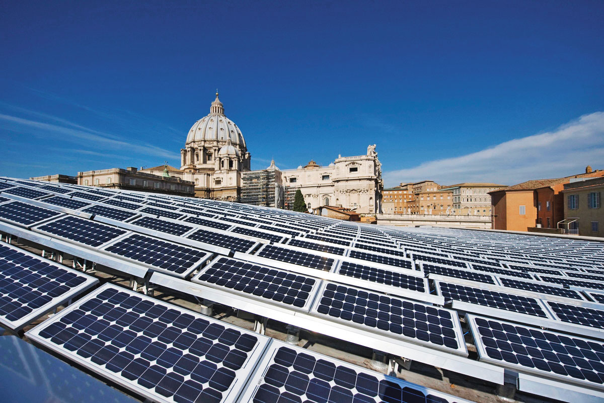 歐盟將太陽光電視為主要再生能源，歐洲上百間古老教堂屋頂改裝光電板。（地球公民基金會提供）
