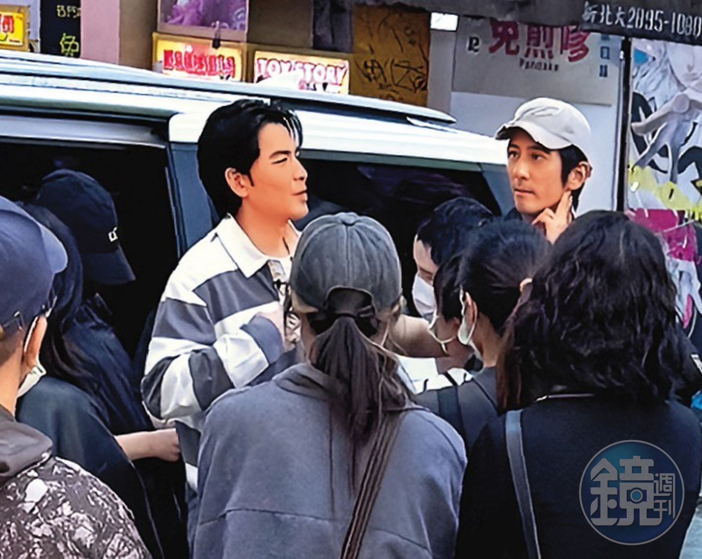修杰楷(後排右)為拍攝頻道節目,邀來好友蕭敬騰(後排左)快閃西門町。(讀者提供)