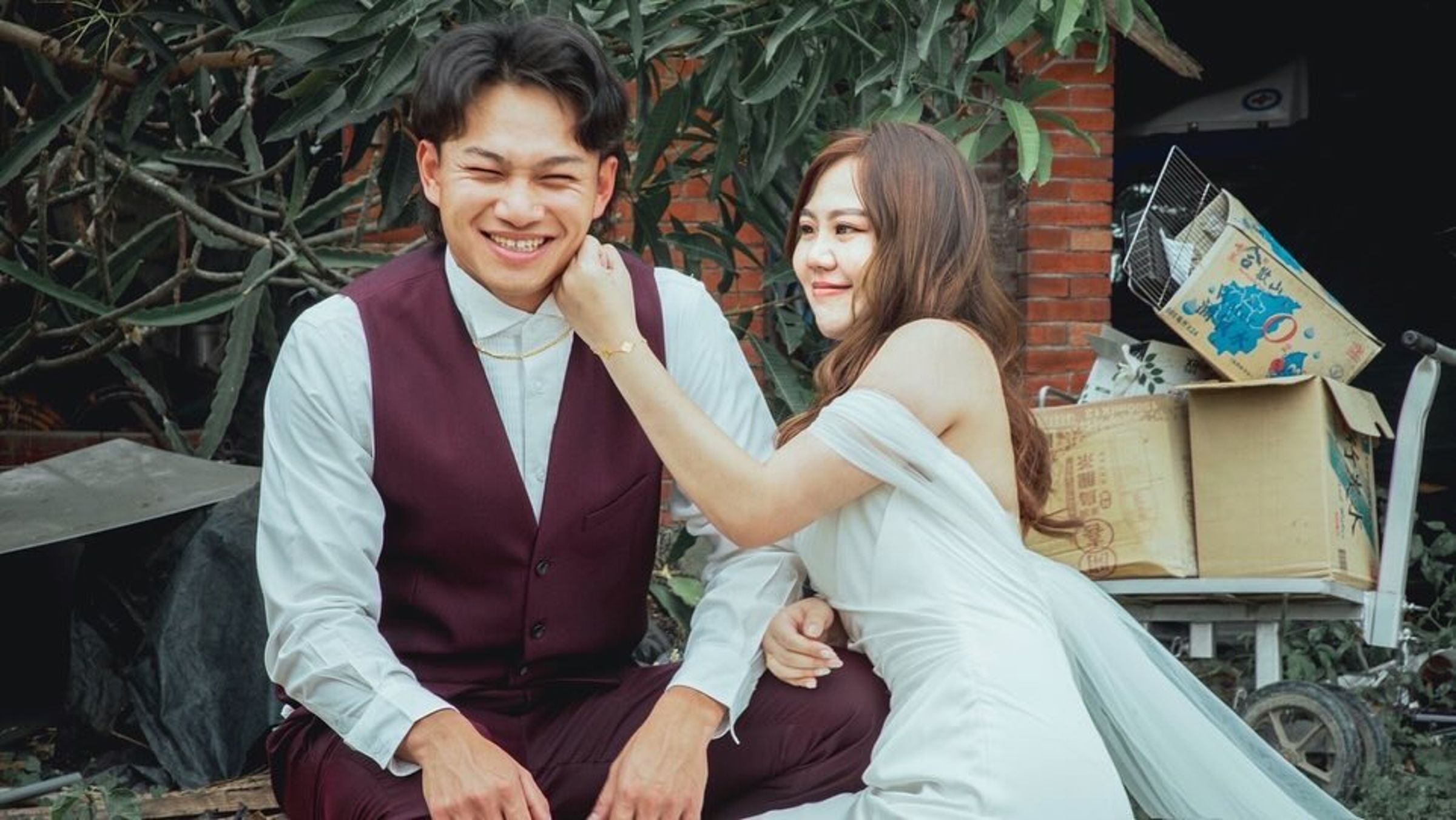 徐若熙昨晚宣布已與未婚妻完成訂婚，並大方曬出多張甜蜜合照。（翻攝自徐若熙IG）