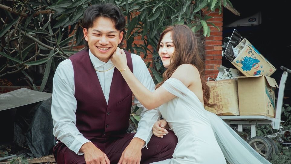 徐若熙昨晚宣布已與未婚妻完成訂婚,並大方曬出多張甜蜜合照。(翻攝自徐若熙IG)