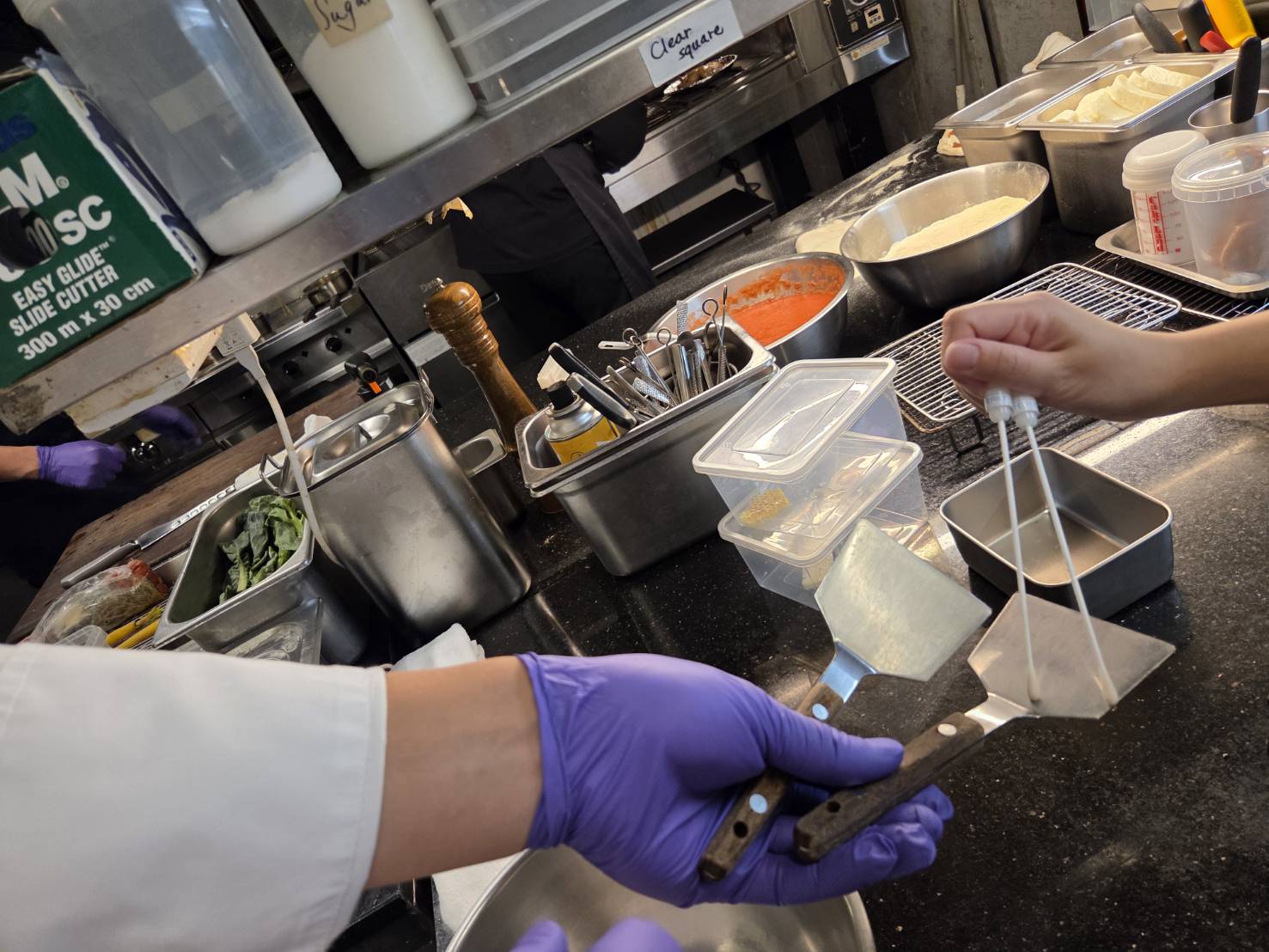 台北米其林指南餐廳驚傳食物中毒，衛生局糾出揪出多項缺失。（台北衛生局提供）