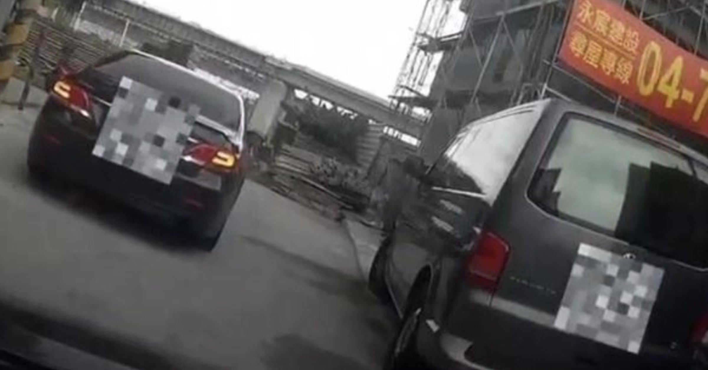 施姓男子因涉及毒品案件遭警方查訪時，拒絕配合盤查並駕車逃逸，過程中竟在狹窄巷弄內倒車衝撞員警，造成執勤的埔鹽分駐所陳姓所長雙腿遭車輪輾壓。（翻攝畫面）