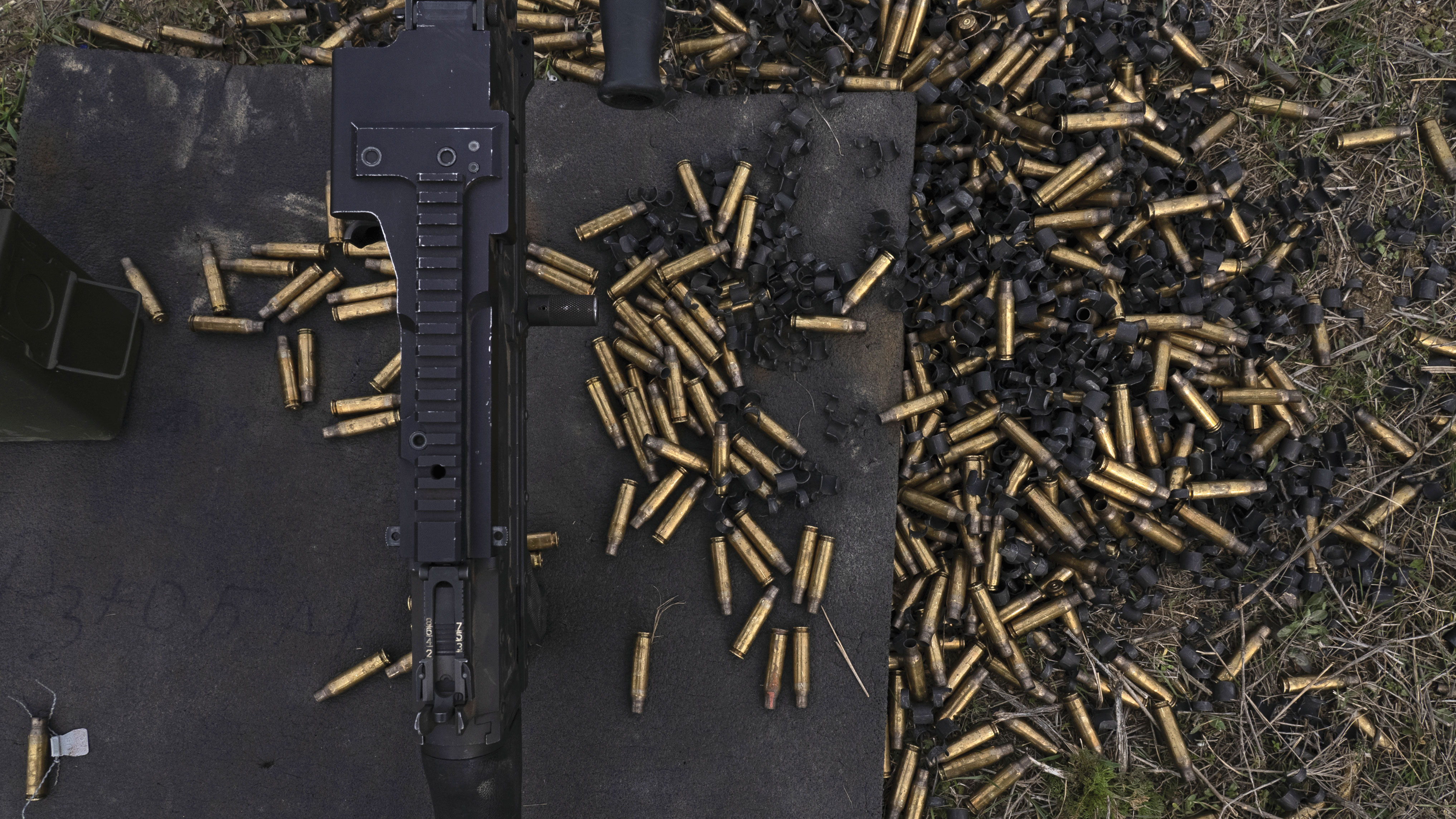 第40旅的機槍實彈操練之後,地上散落射擊後的彈殼和橡膠彈鏈。這項訓練是為強化在零線的作戰準備。